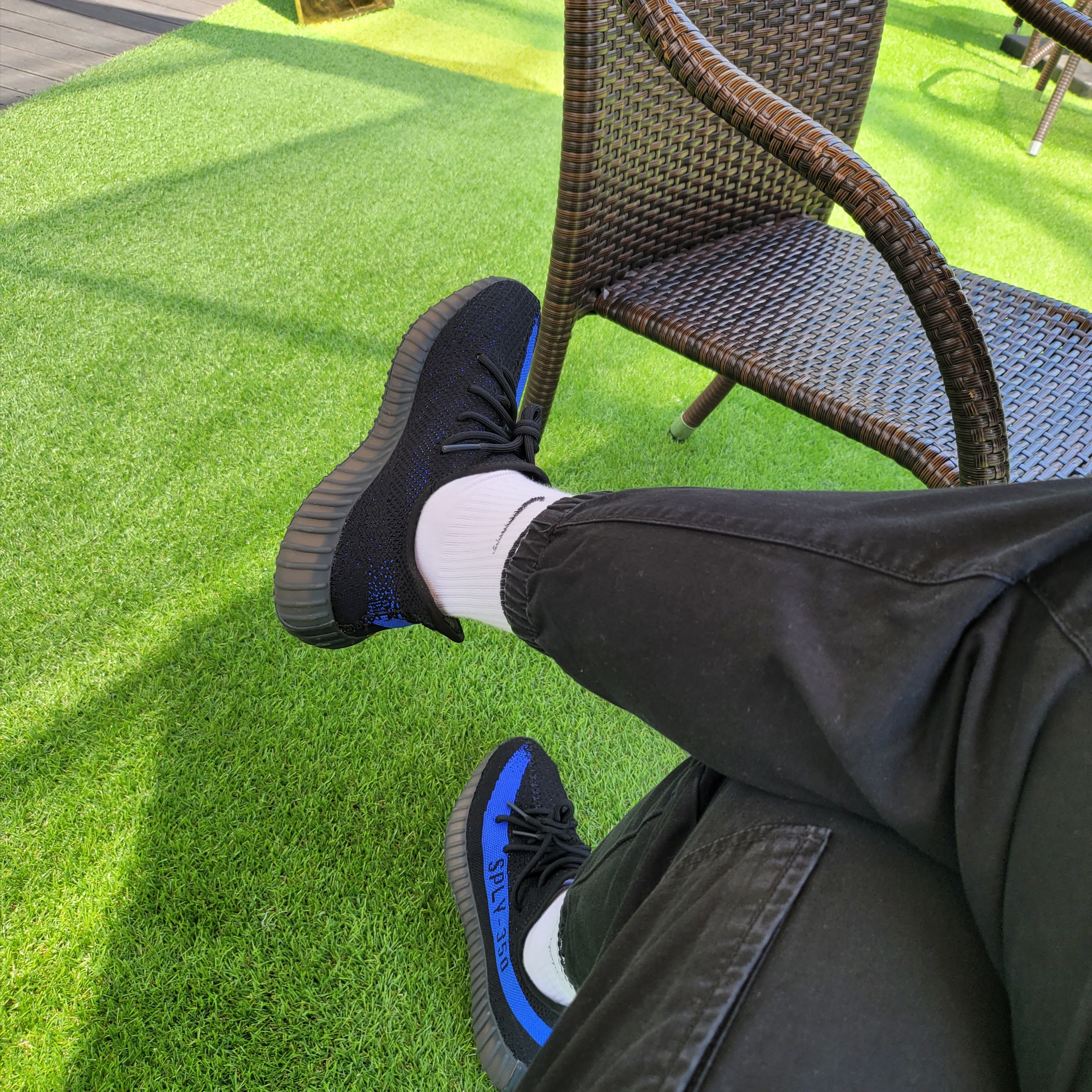Adidas Yeezy Boost 350 V2 Dazzling Blue 착용 스타일
