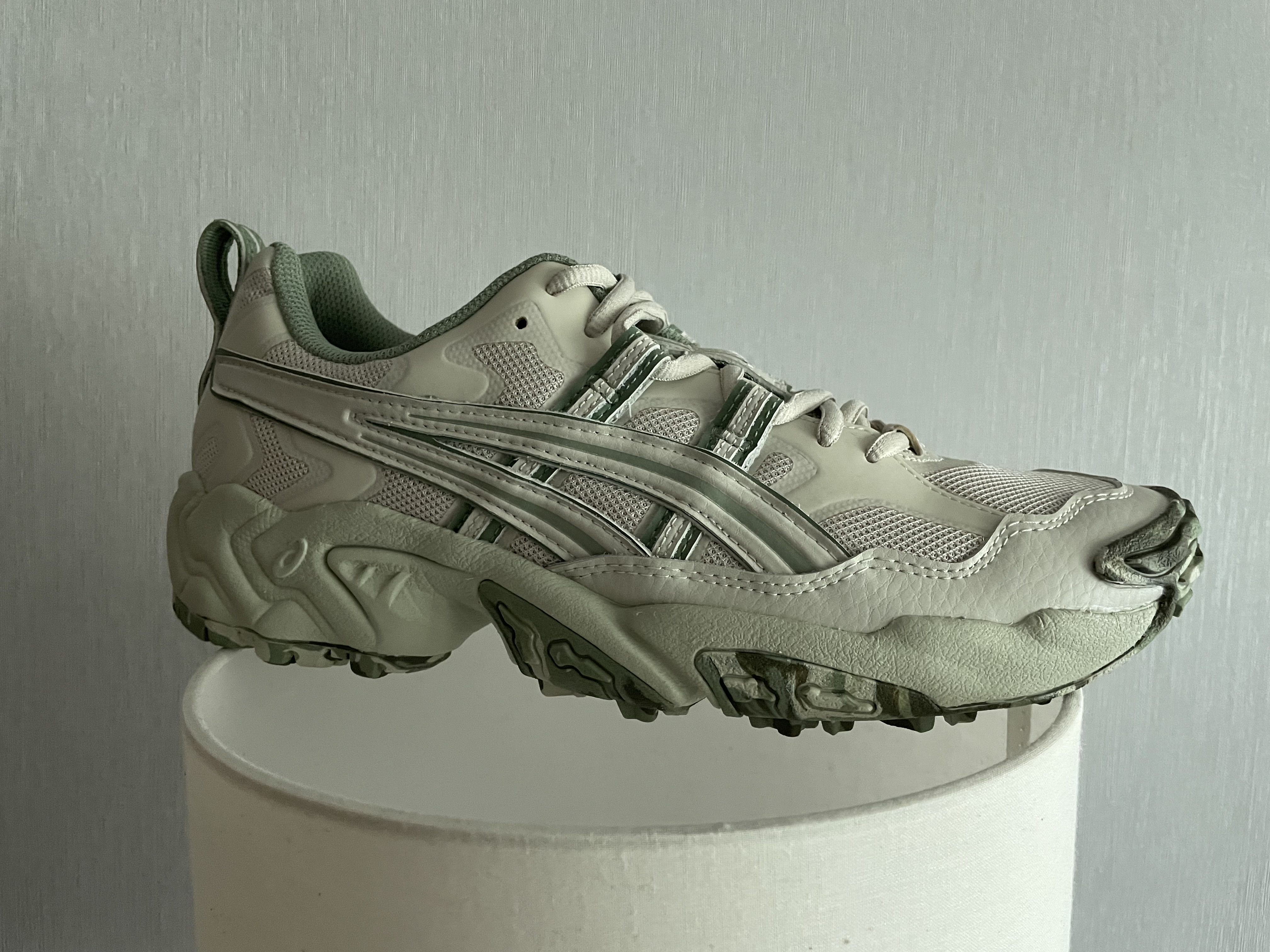 Asics Gel-Nandi Smoke Grey Swamp Green 착용 스타일 - 1