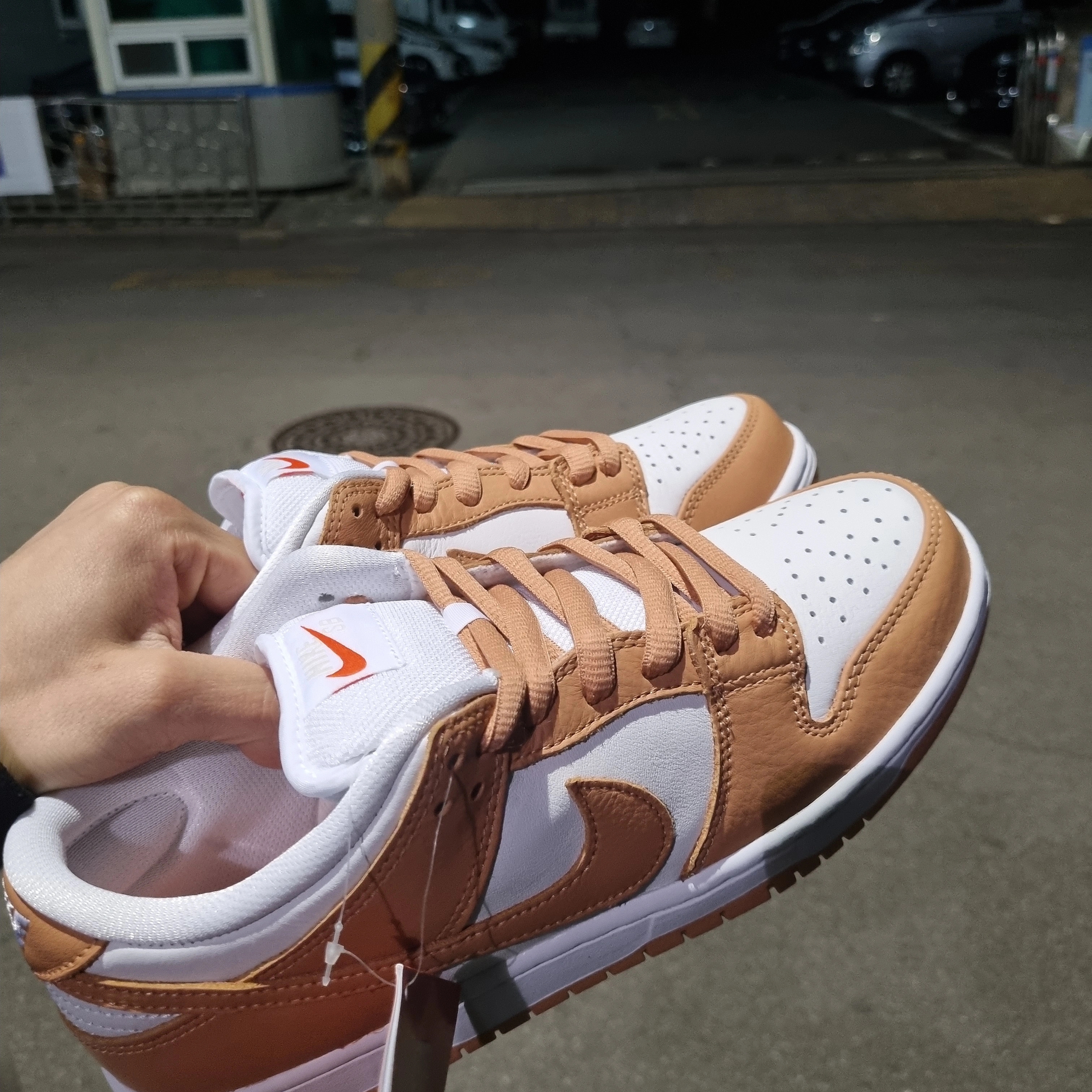 Nike SB Dunk Low Pro Light Cognac 착용 스타일
