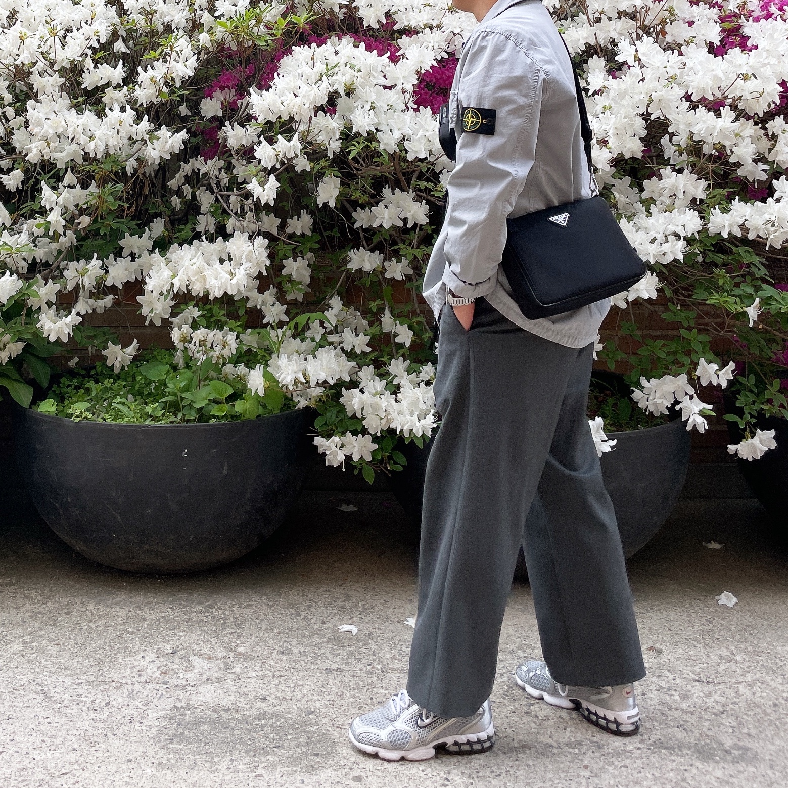 Stone Island 113WN T.CO+OLD Overshirt Light Grey - 21FW, Prada Re-Nylon and Saffiano Leather Shoulder Bag Black 착용 스타일 - 2