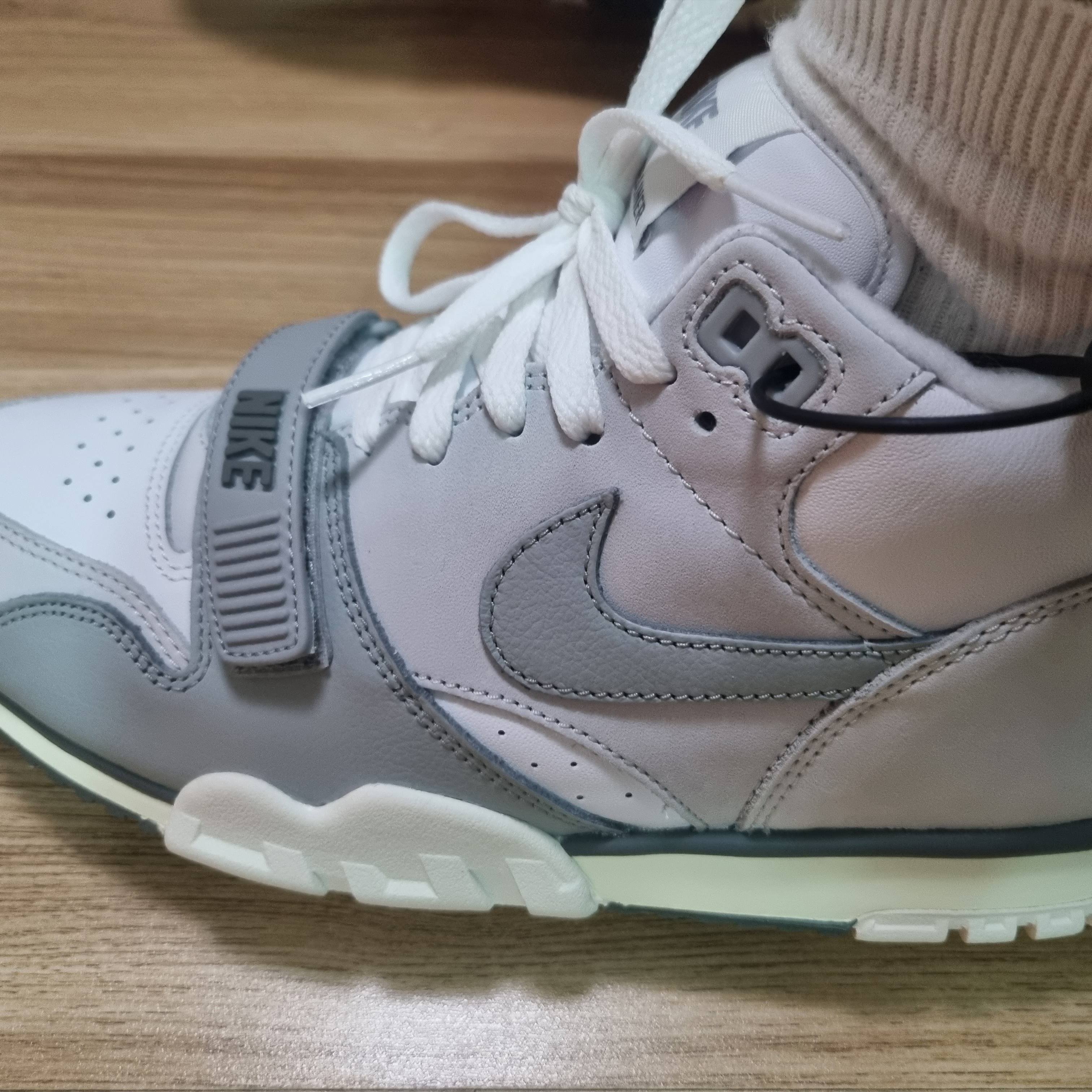 Nike Air Trainer 1 Photon Dust and Light Smoke 착용 스타일