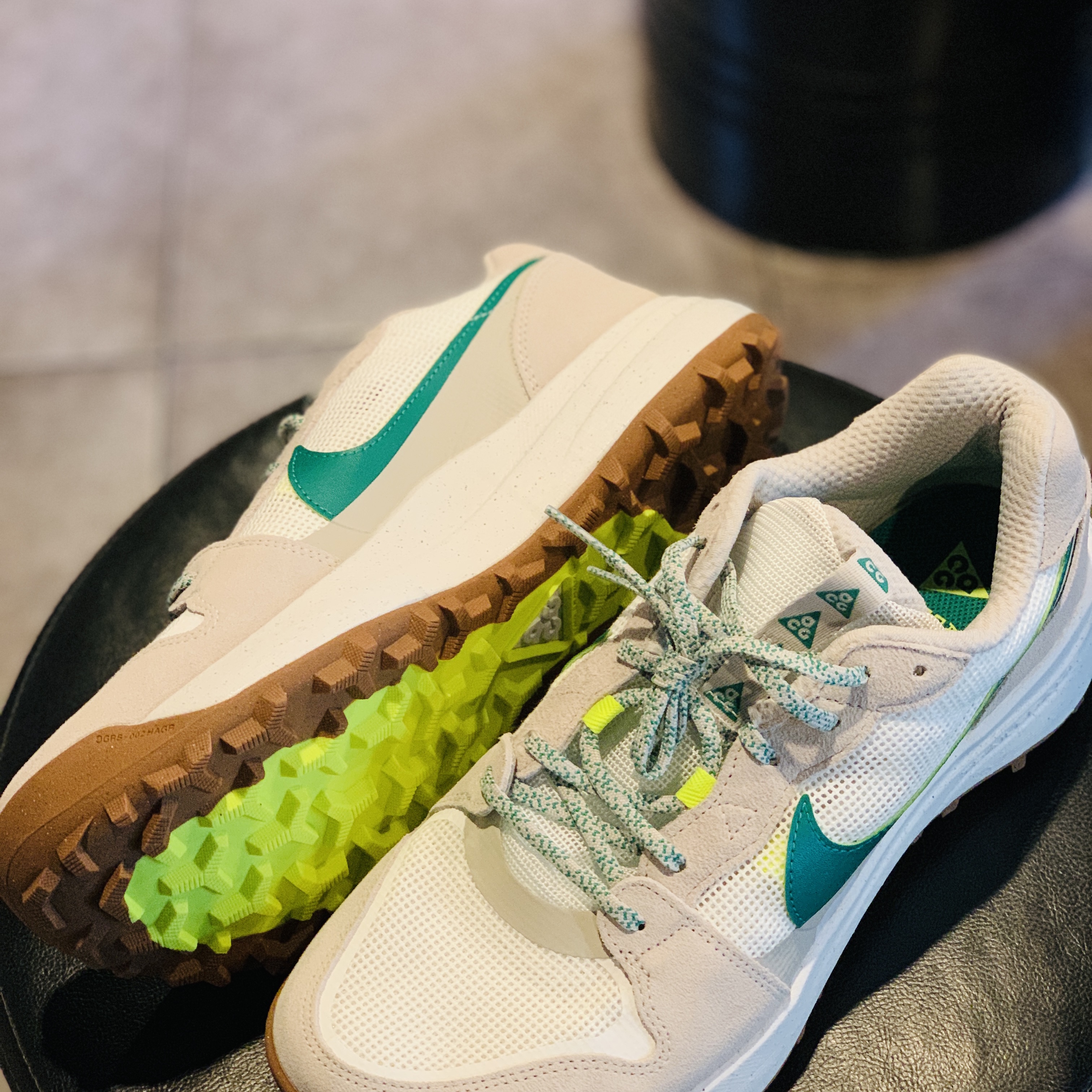 Nike ACG Lowcate Light Iron Ore 착용 스타일 - 2