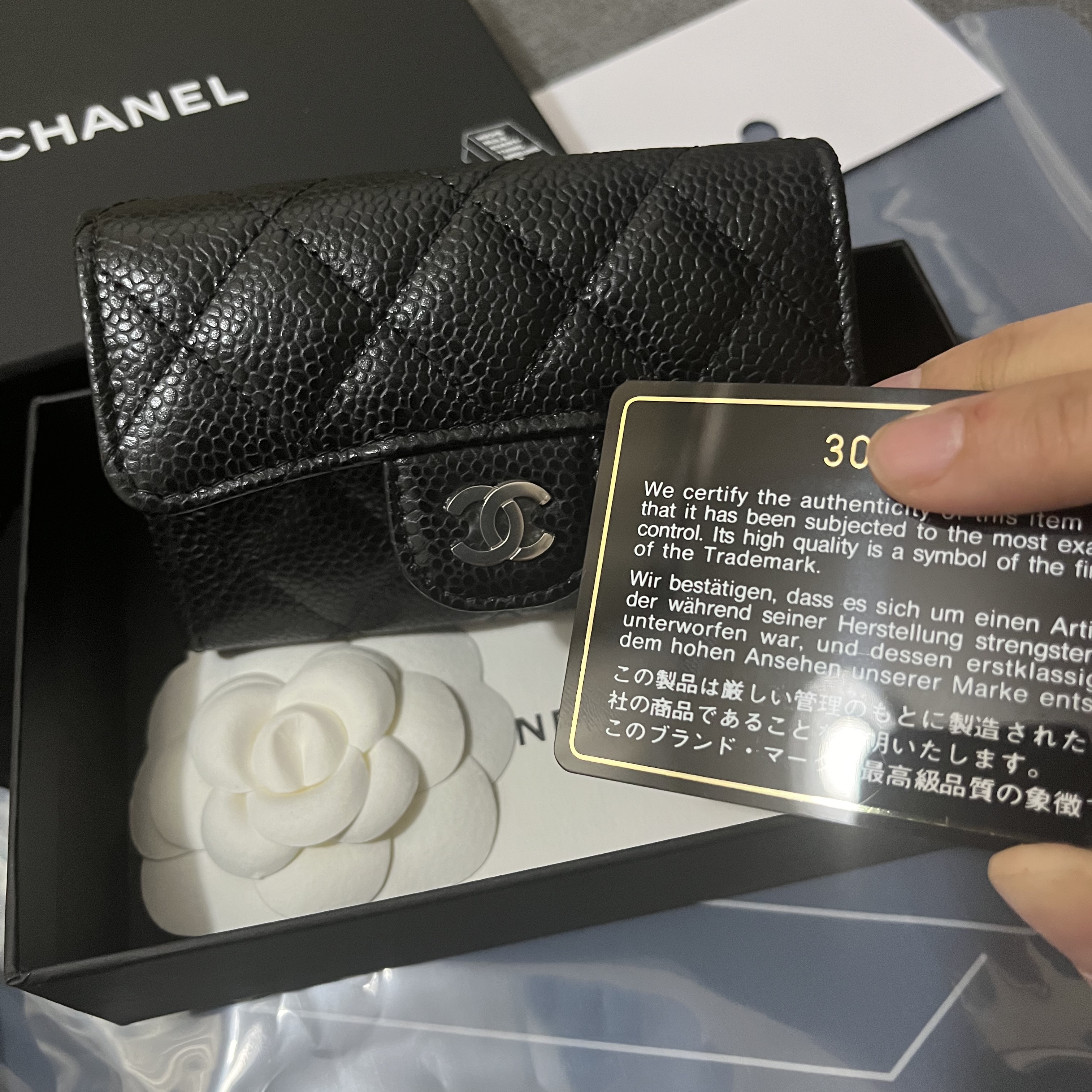 Chanel Classic Card Holder Grained Calfskin & Silver Black 착용 스타일