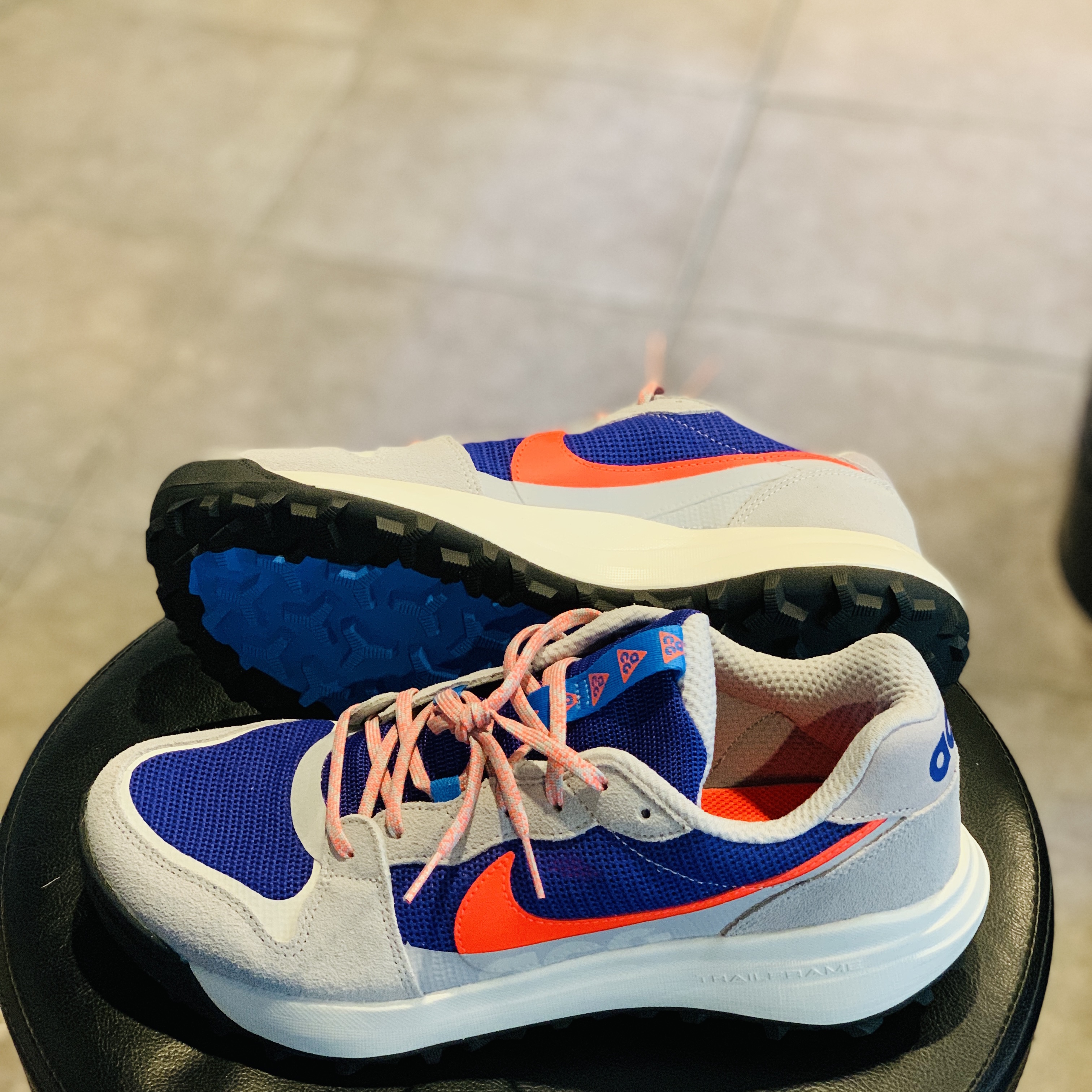Nike ACG Lowcate Wolf Grey and Bright Crimson 착용 스타일