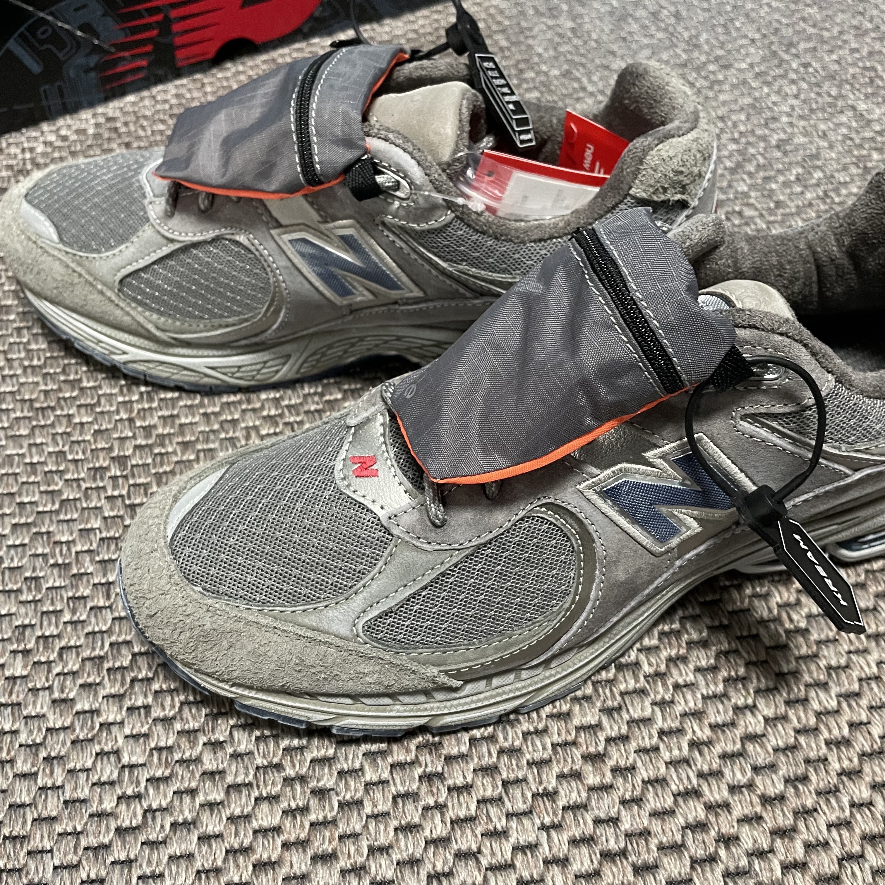 New Balance 2002R Premium Vintage Grey 착용 스타일 - 2
