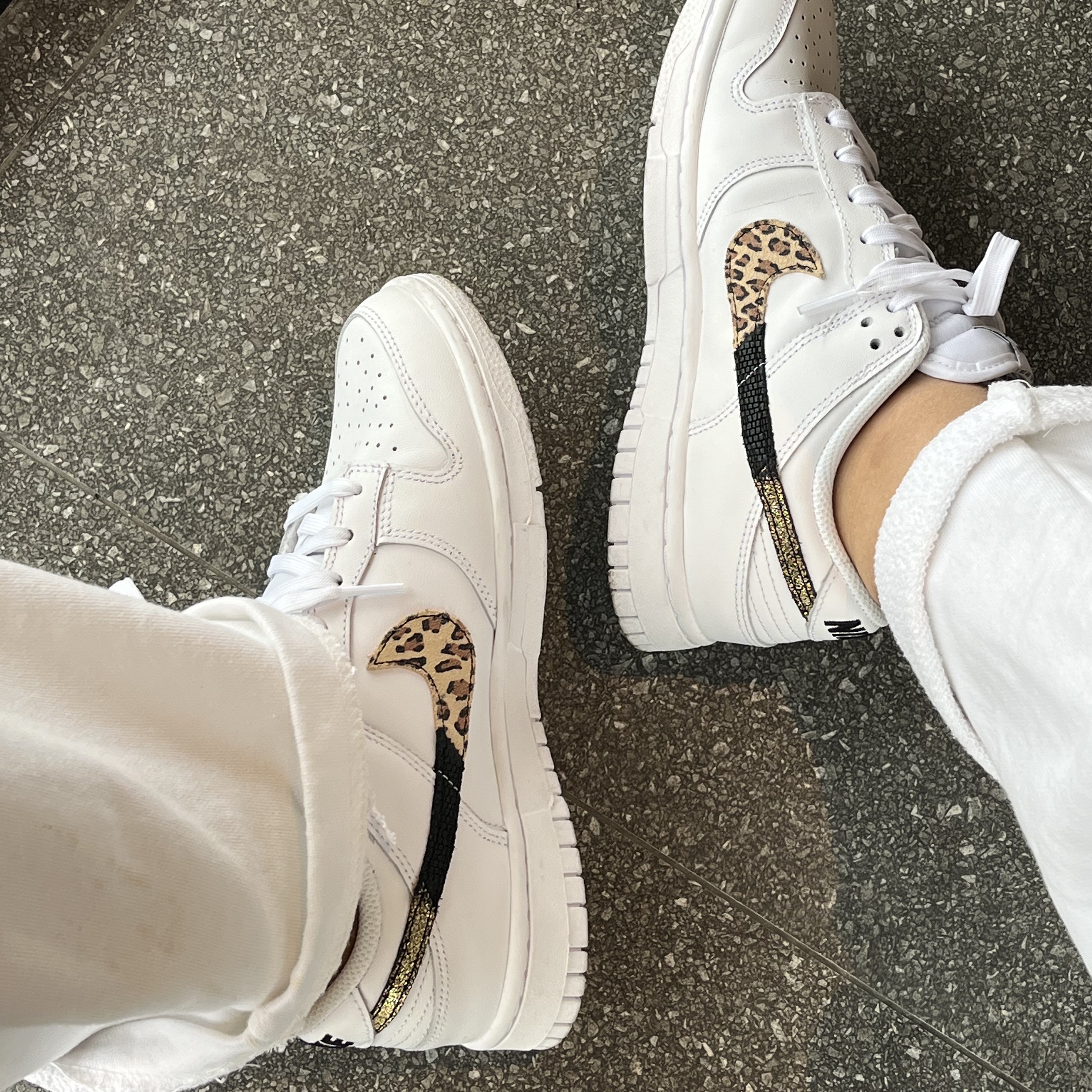(W) Nike Dunk Low SE Primal White 착용 스타일 - 1