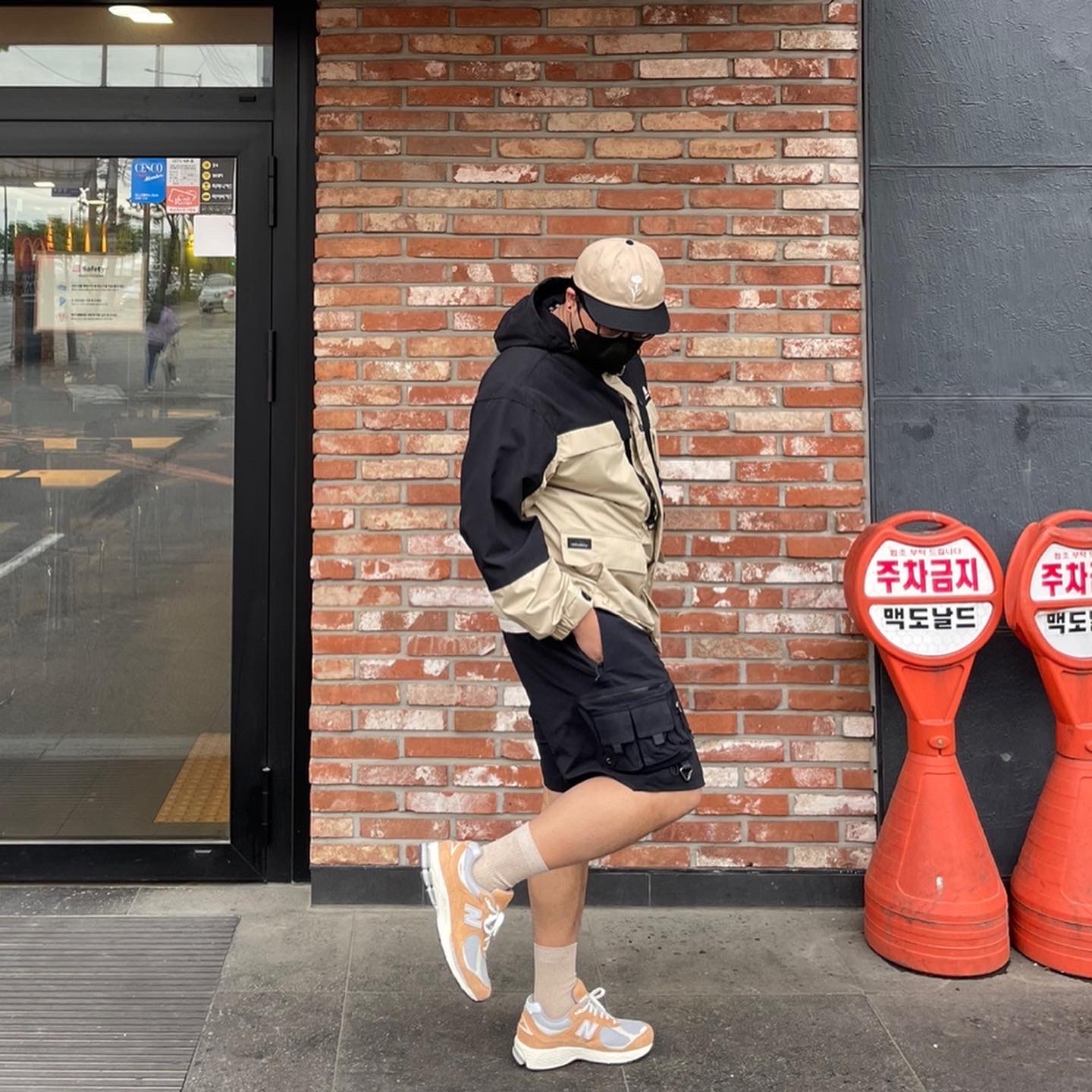 New Balance 2002R Special Vintage Beige, Nike ACG Cargo Shorts Black - US/EU 착용 스타일 - 1