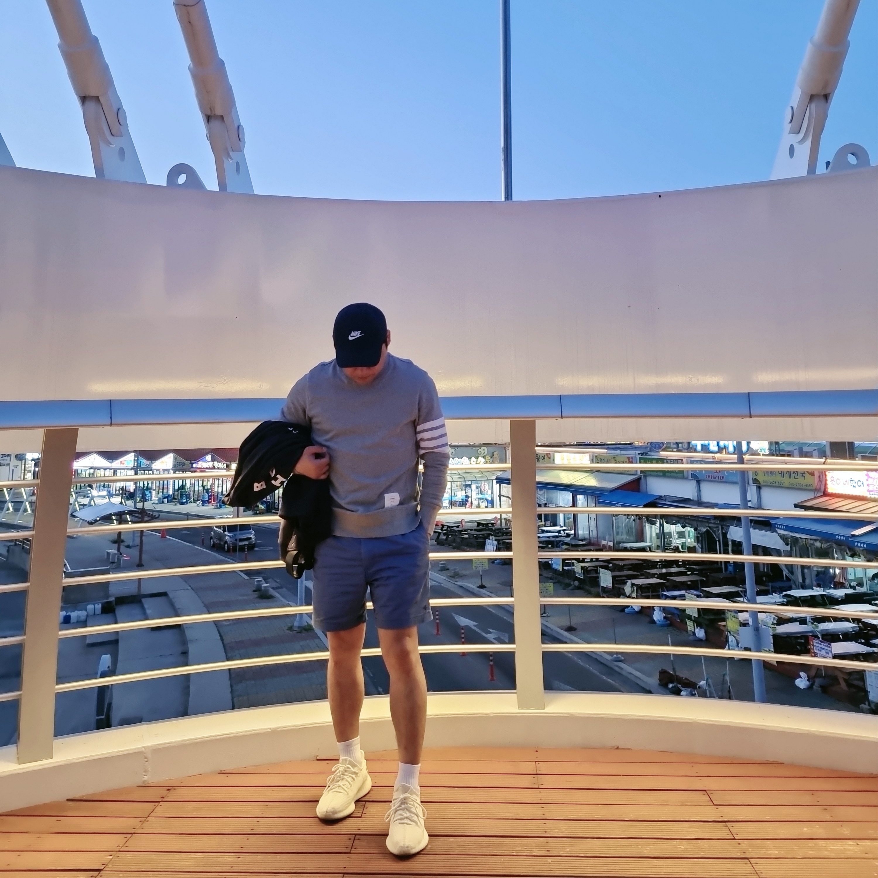 Adidas Yeezy Boost 350 V2 Bone, IAB Studio Cotton Stadium Jacket Navy - 21SS 착용 스타일 - 1