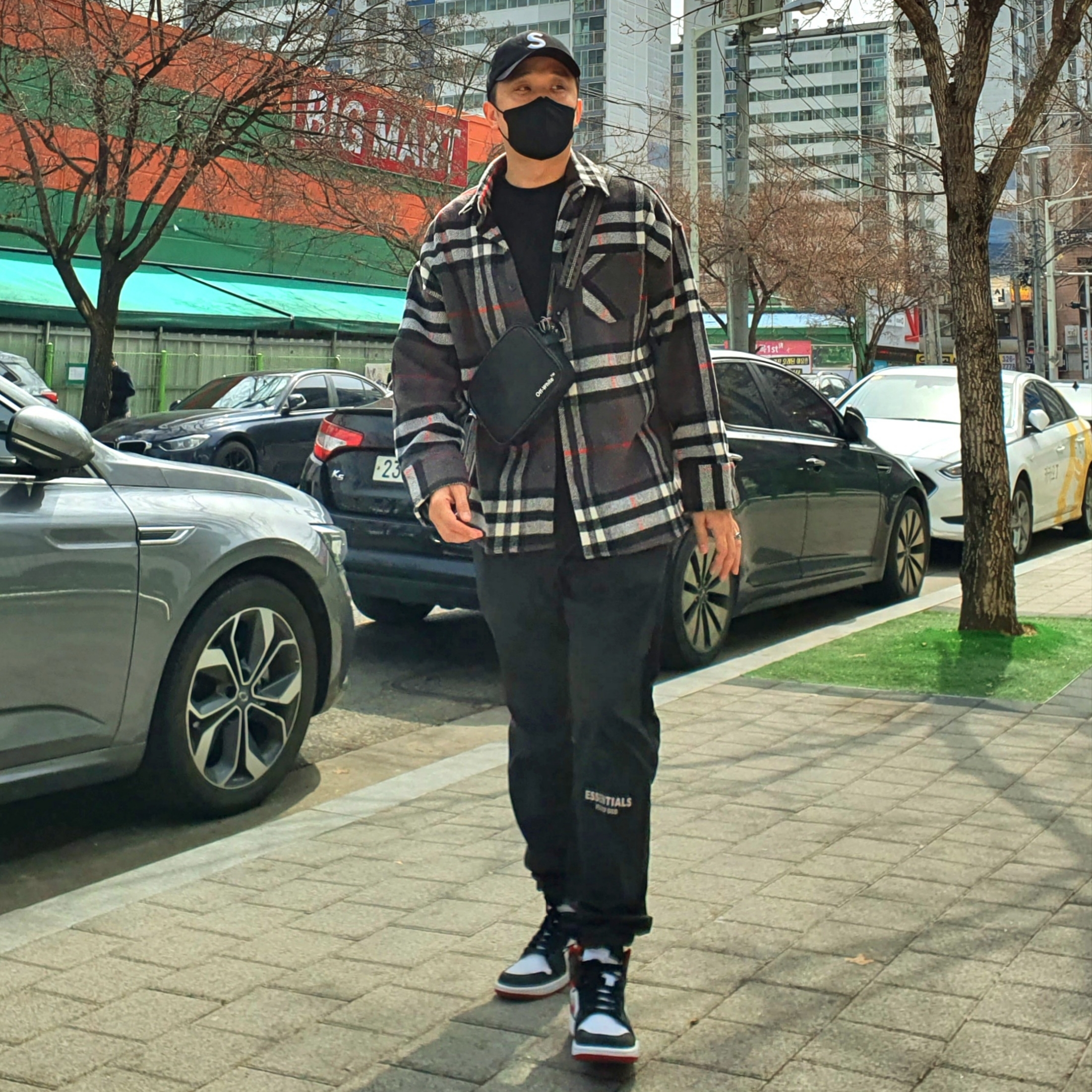 Jordan 1 Mid Gym Red Black White, Supreme Ventile S Logo 6-Panel Black - 21FW 착용 스타일