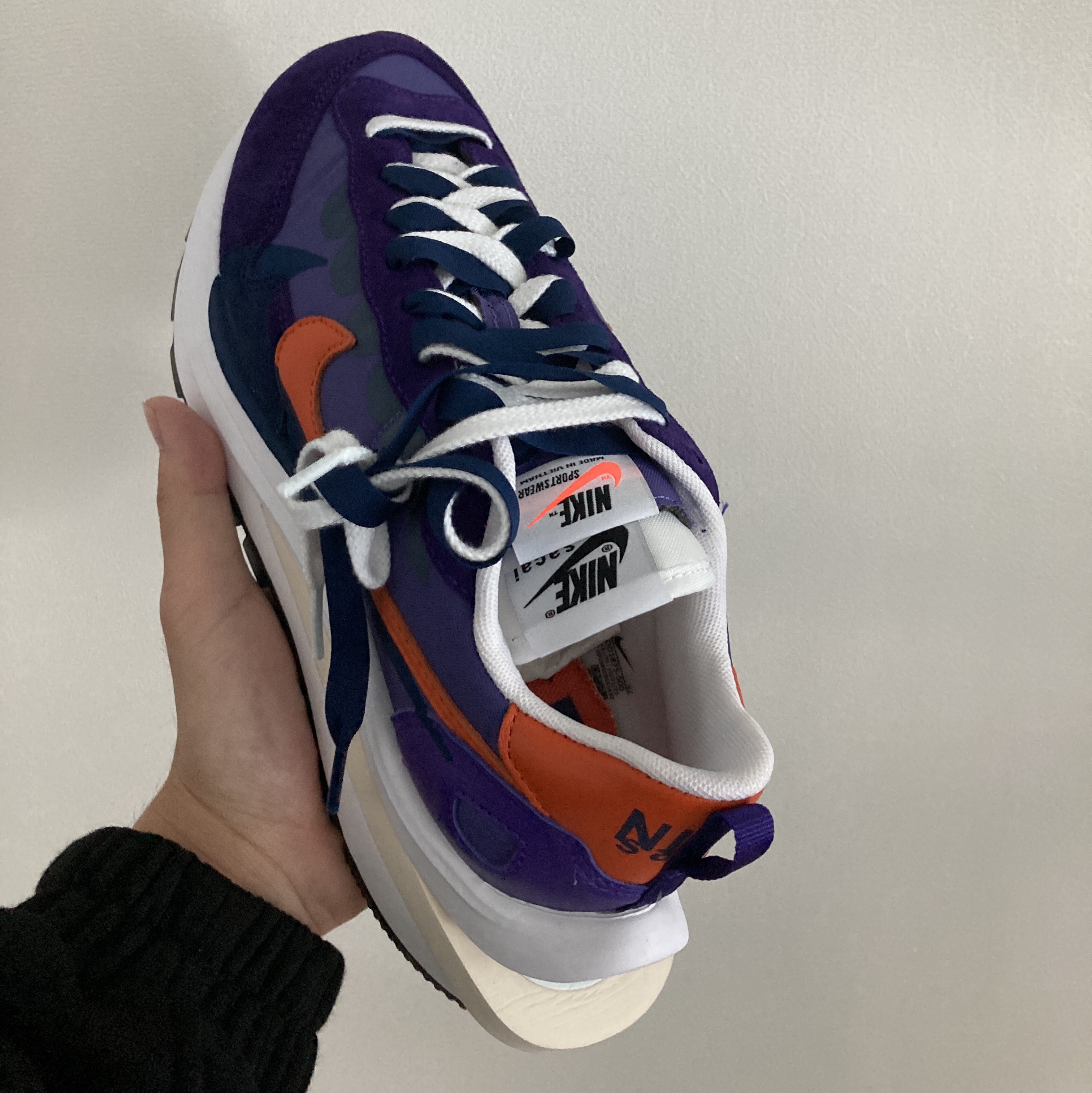 Nike x Sacai VaporWaffle Dark Iris 착용 스타일