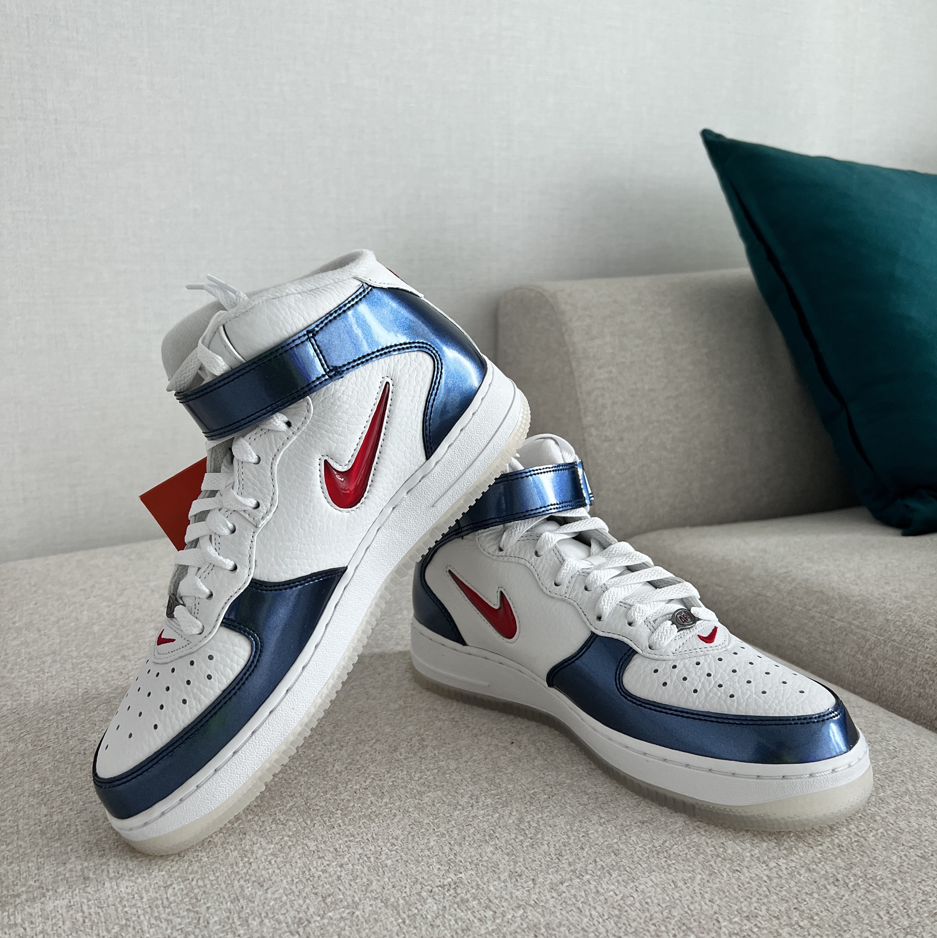Nike Air Force 1 Mid QS University Red and Midnight Navy 착용 스타일