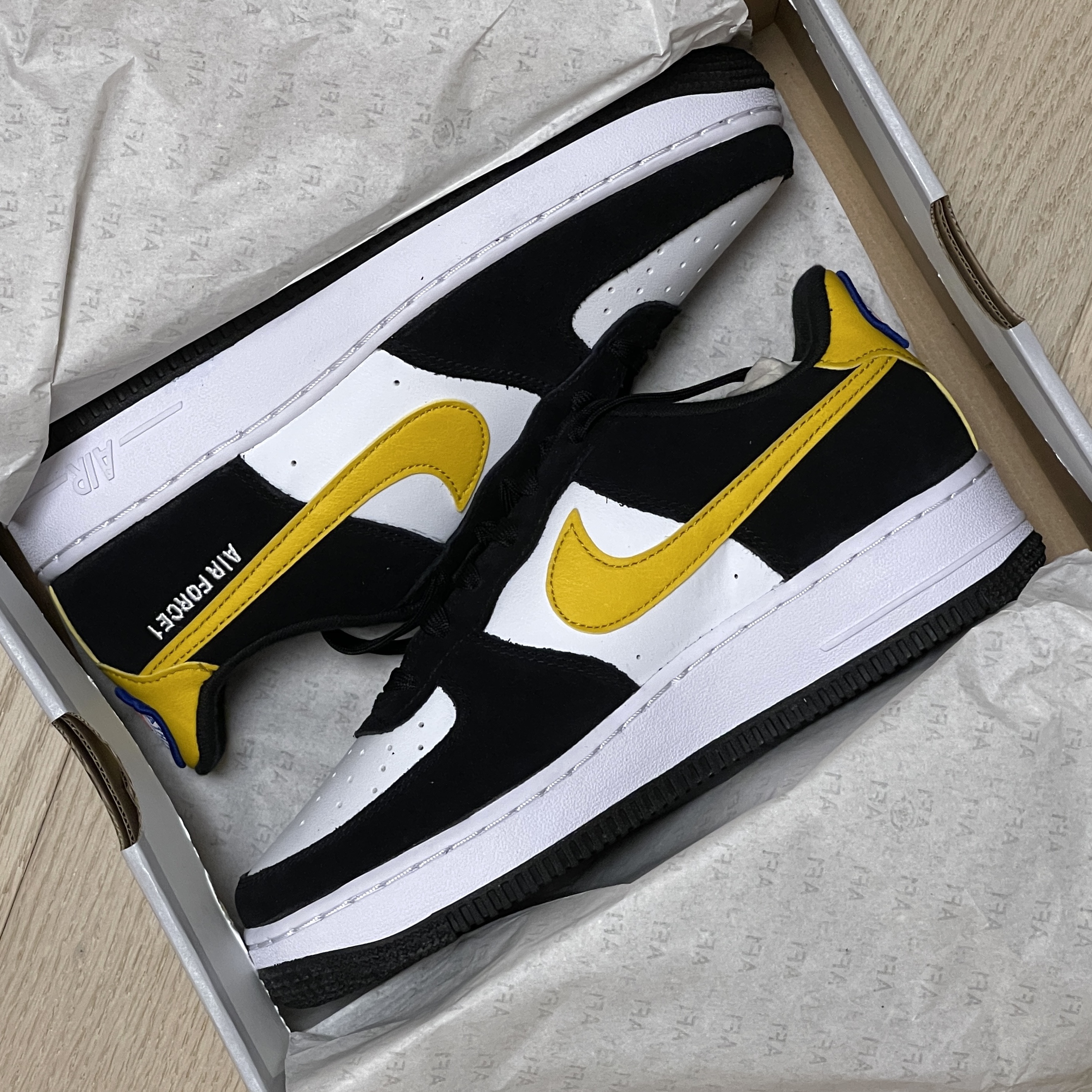 (GS) Nike Air Force 1 LV8 Athletic Club Black Dark Sulfur 착용 스타일 - 1