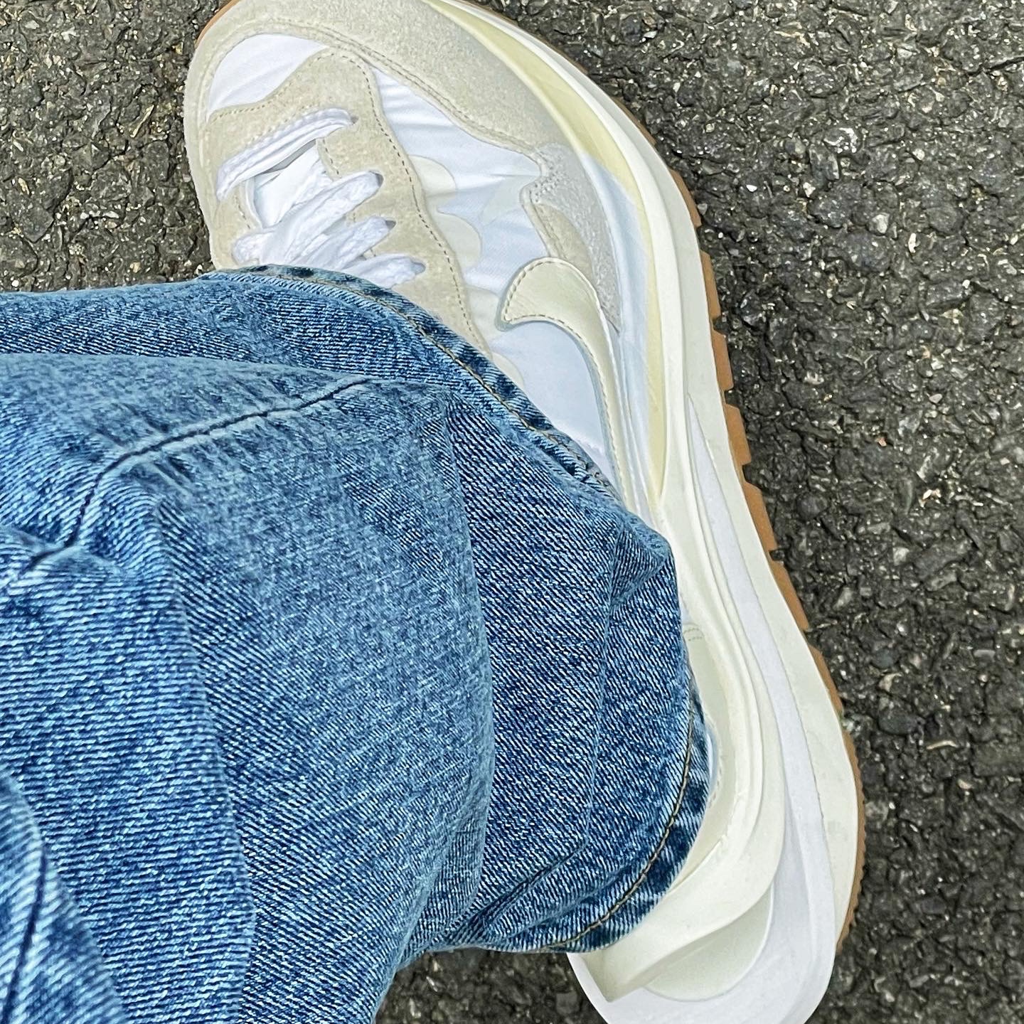 Nike x Sacai VaporWaffle White and Gum 착용 스타일 - 2