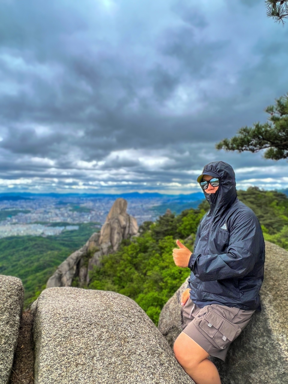 Nike ACG Cinder Cone Windproof Jacket Black - Asia, Nike ACG Cargo Shorts Ironstone - US/EU 착용 스타일 - 1