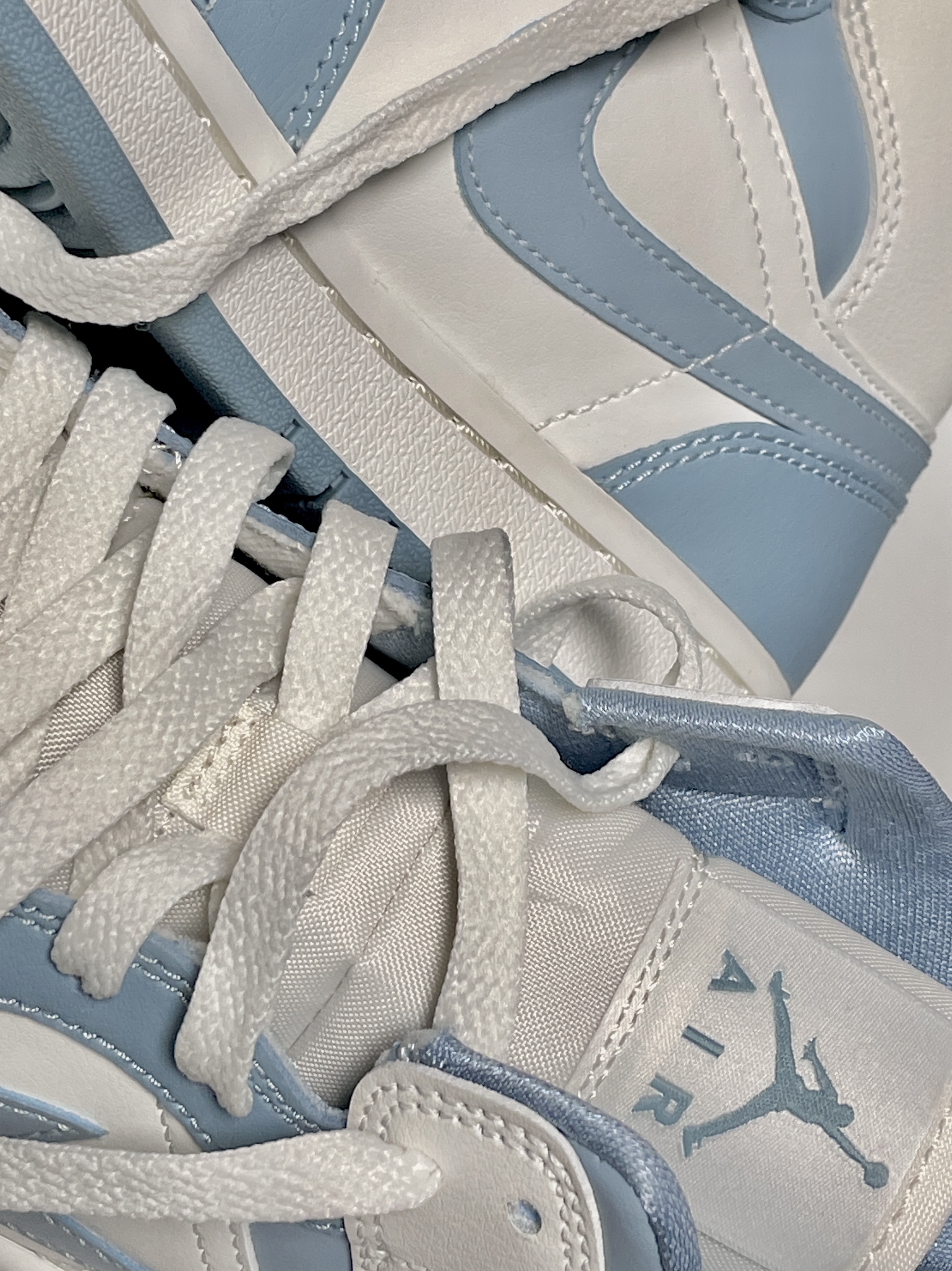 (W) Jordan 1 Mid Sail and Worn Blue 착용 스타일
