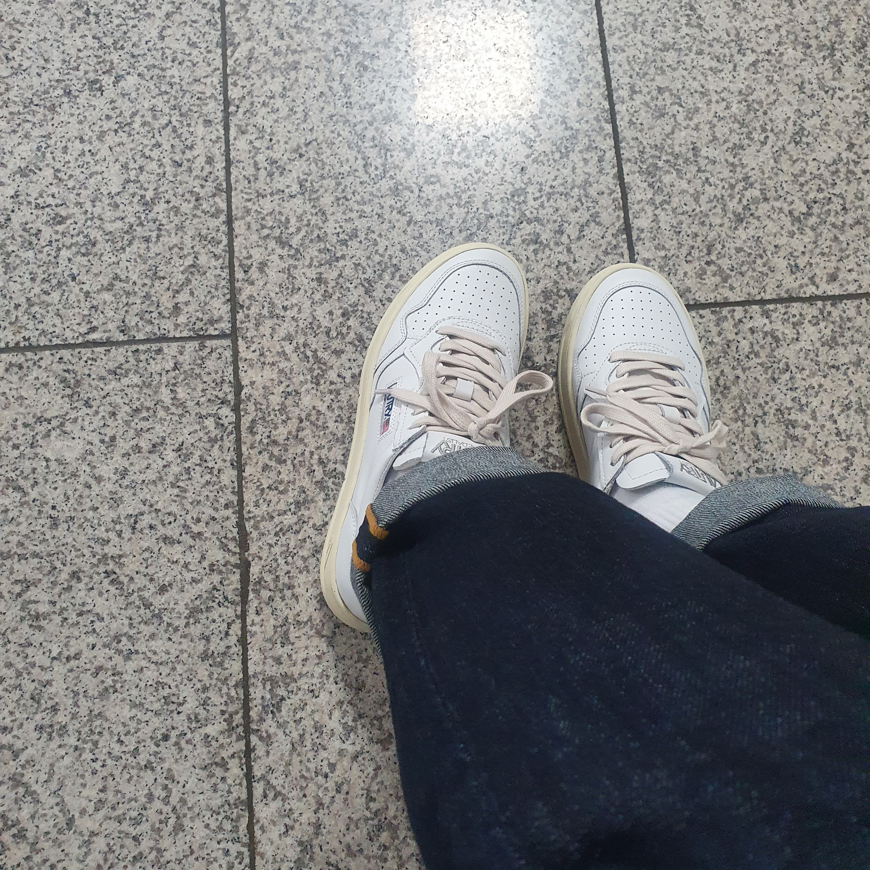 (W) Autry Medalist Low Leather Sneakers White 착용 스타일