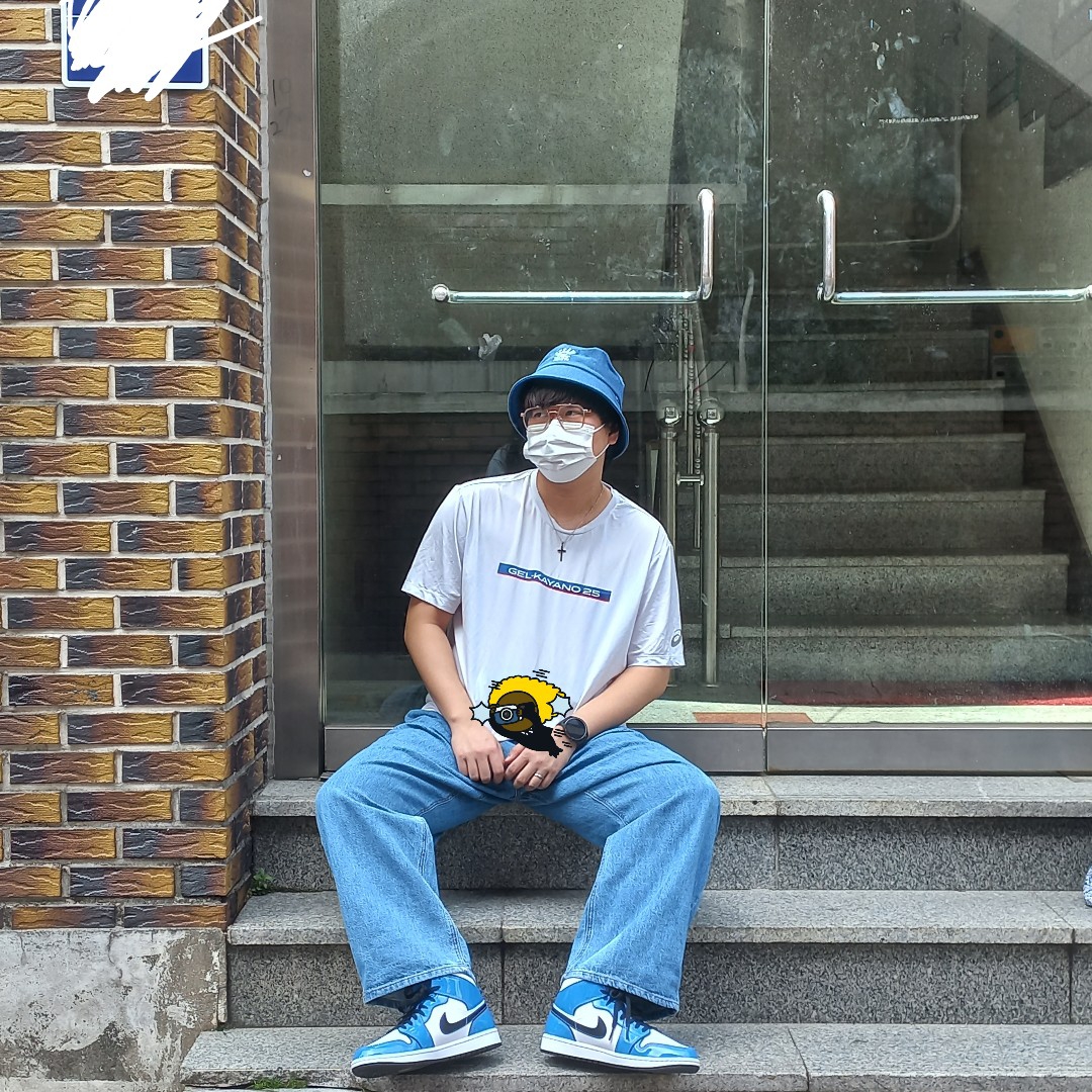 Jordan 1 Mid SE Signal Blue 착용 스타일