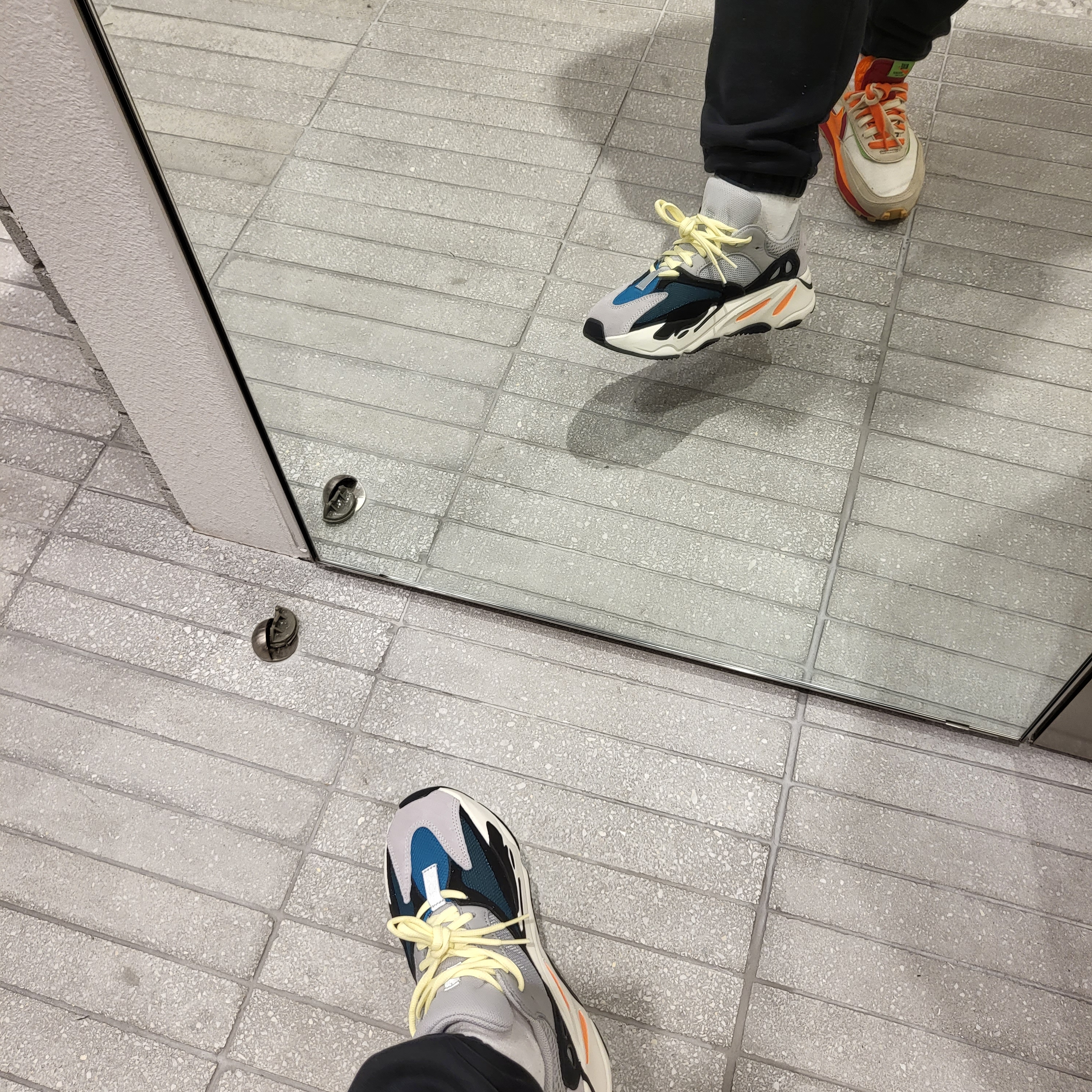 Adidas Yeezy Boost 700 Wave Runner Solid Grey 2021/2022, Nike x Sacai x Clot LDWaffle Orange Blaze 착용 스타일 - 2