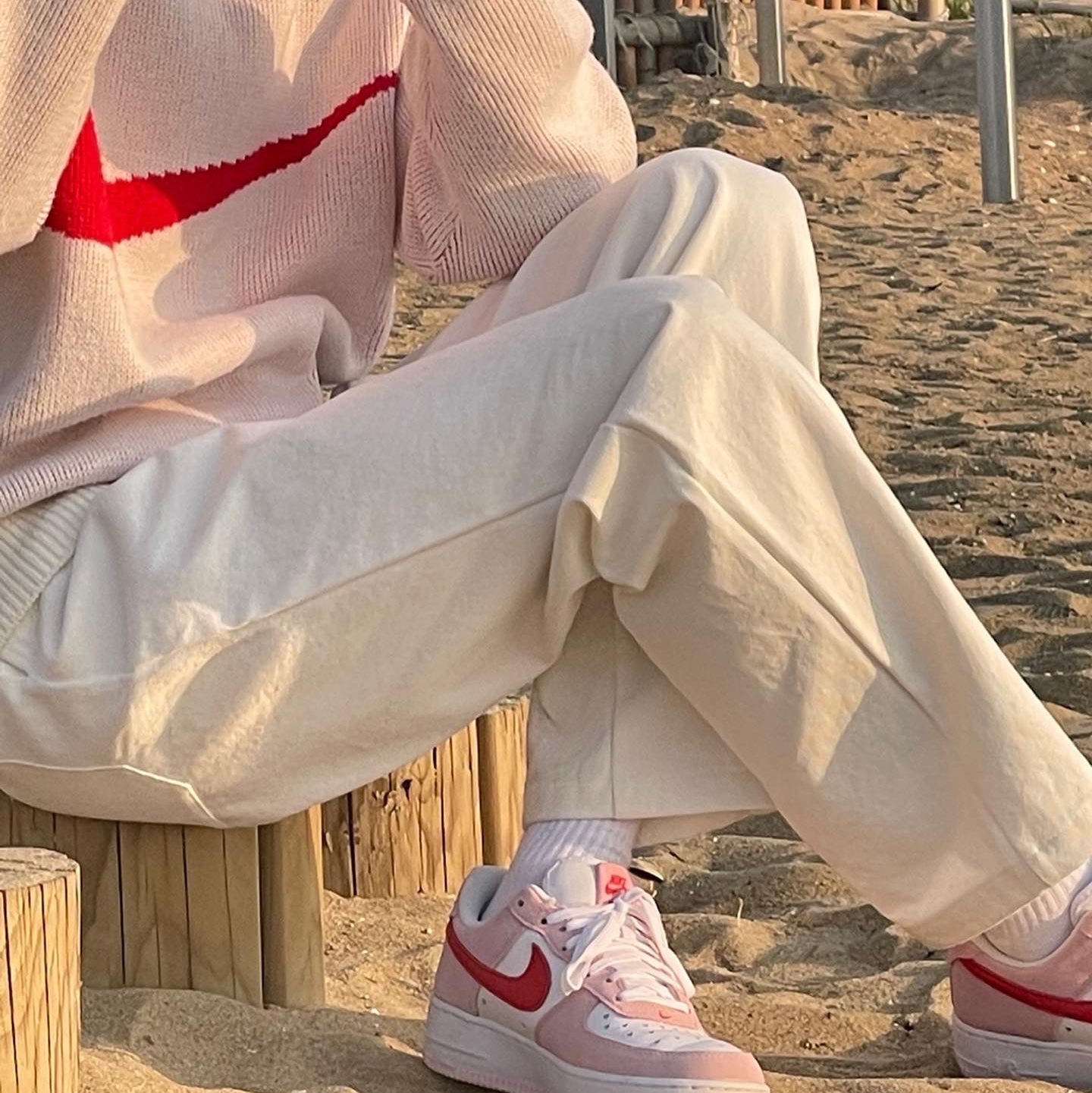 Supreme x Nike Swoosh Sweater White - 19SS, Nike Air Force 1 '07 QS Valentine's Day 착용 스타일