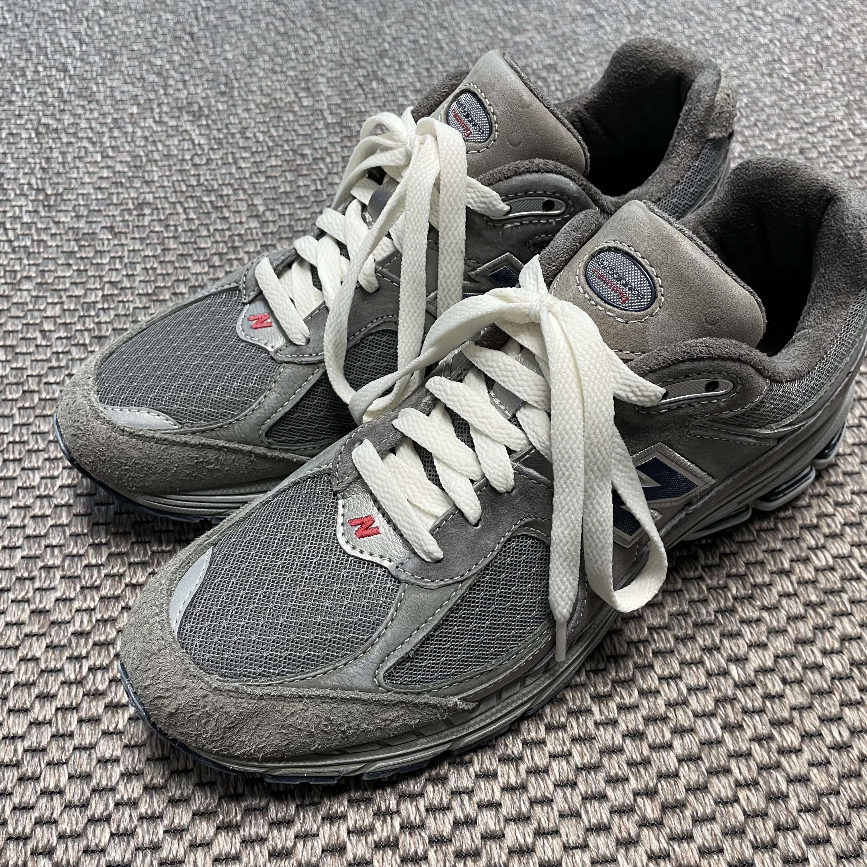 New Balance 2002R Premium Vintage Grey 착용 스타일 - 5