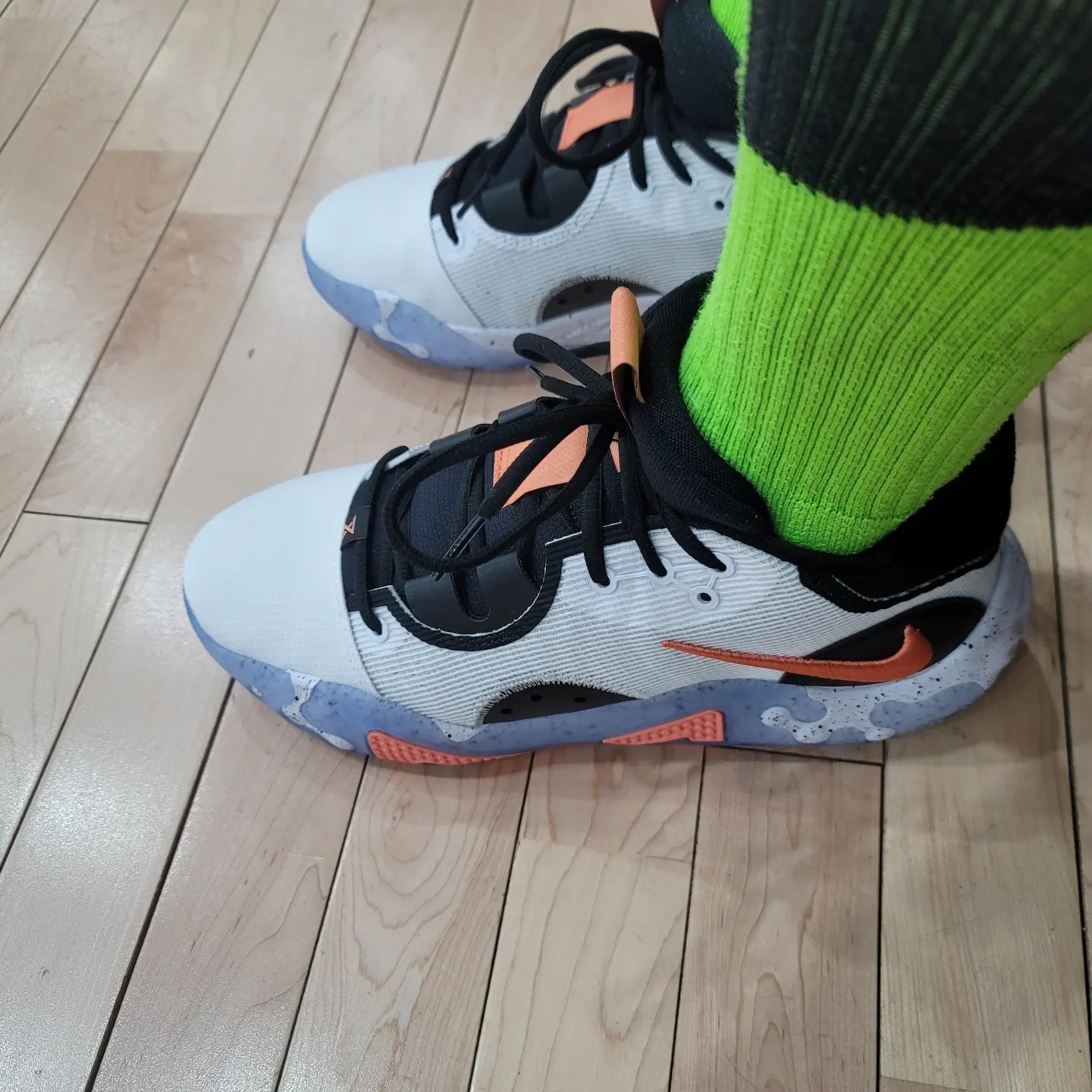 Nike PG 6 EP Fluoro 착용 스타일 - 4