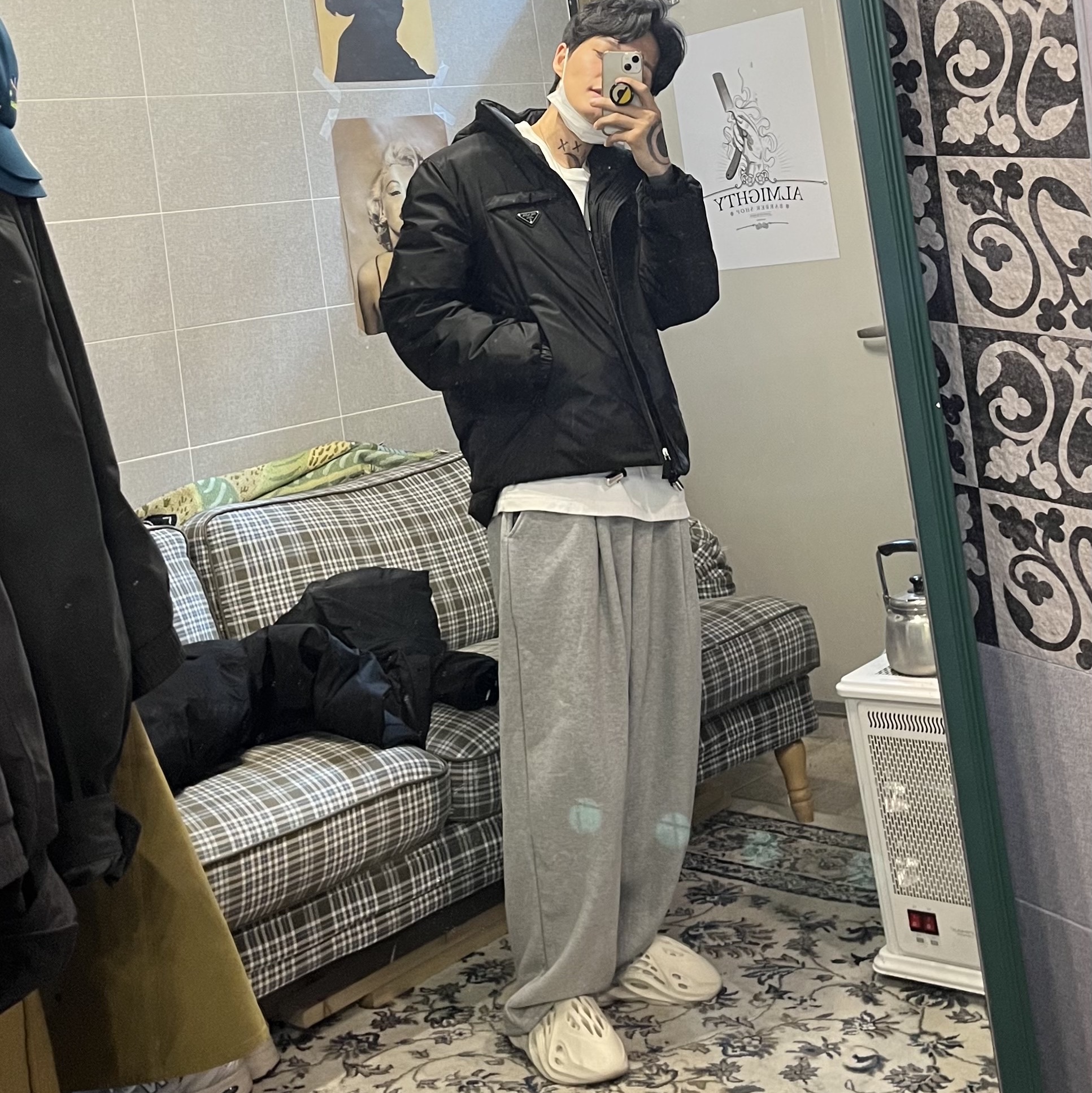 Adidas Yeezy Foam RNNR Sand 착용 스타일