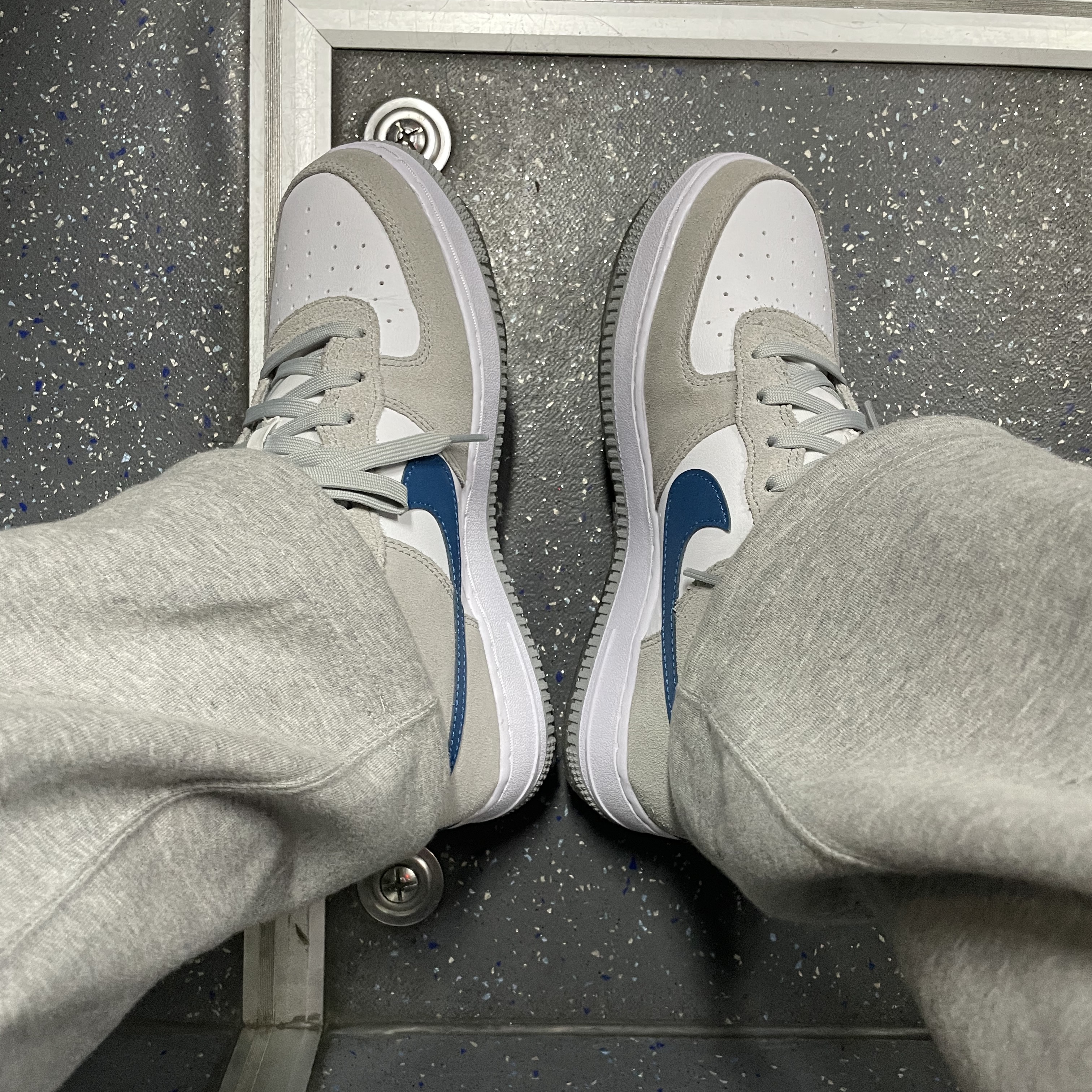 (GS) Nike Air Force 1 LV8 Athletic Club Light Smoke Grey Marina, Nike Air Force 1 '07 LV8 Athletic Club Light Smoke Grey Marina 착용 스타일 - 3