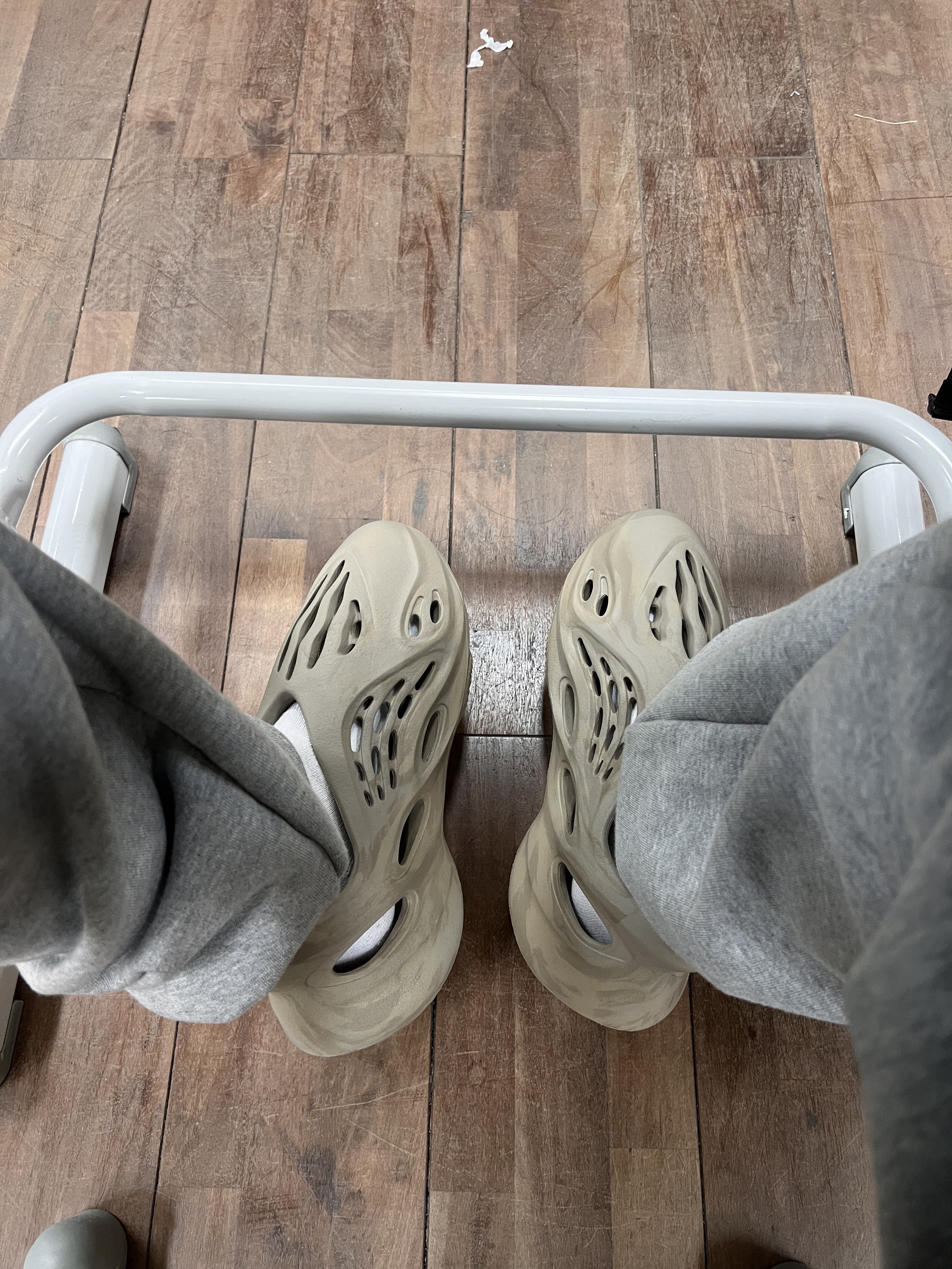 Adidas Yeezy Foam RNNR Stone Sage 착용 스타일