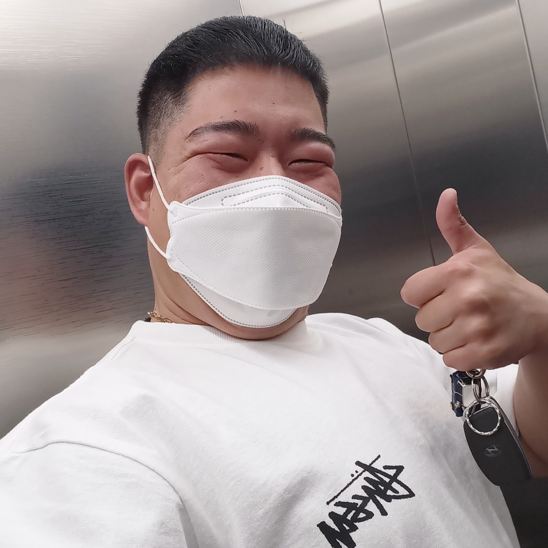 Stussy Fuzzy Dice T-Shirt White, Stone Island B0943 Nylon Metal Swimming Trunk Ice - 22SS 착용 스타일 - 1