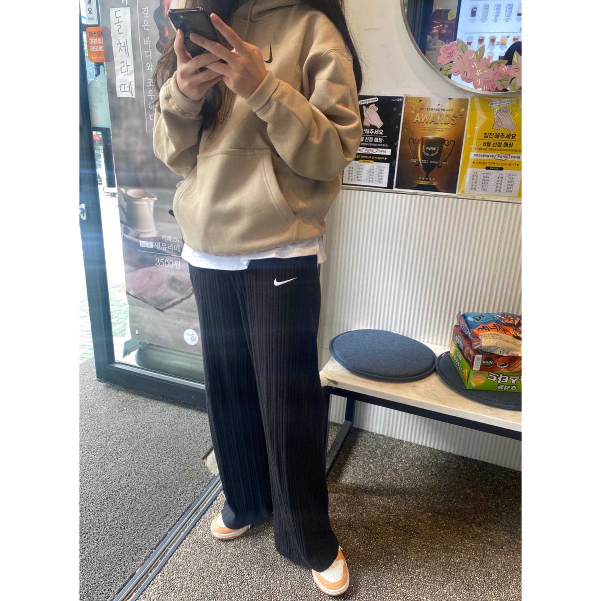 Nike x Billie Eilish NRG Fleece Hoodie Mushroom - Asia, (W) Nike Dunk Low Harvest Moon 착용 스타일