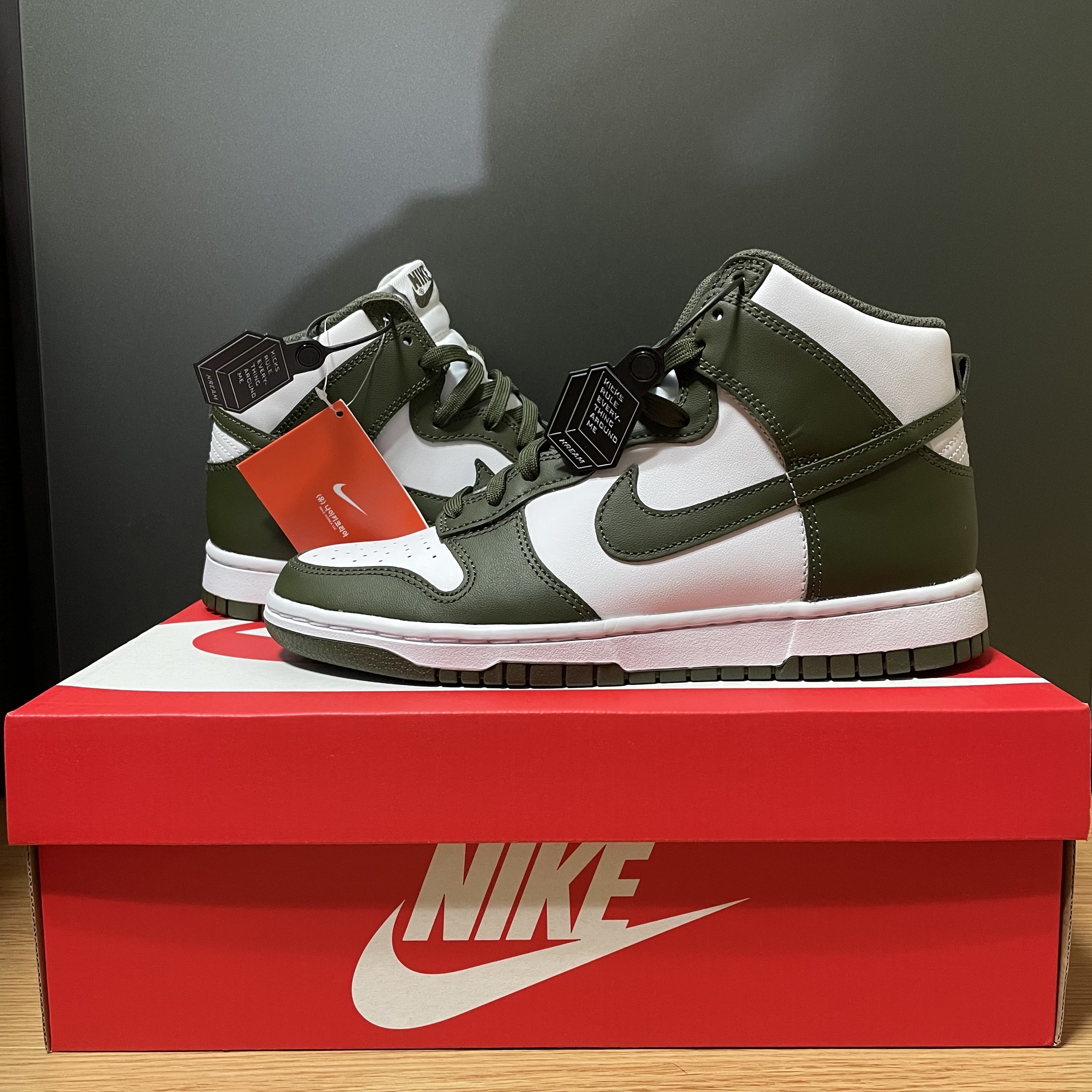 Nike Dunk High Retro Championship Khaki 착용 스타일