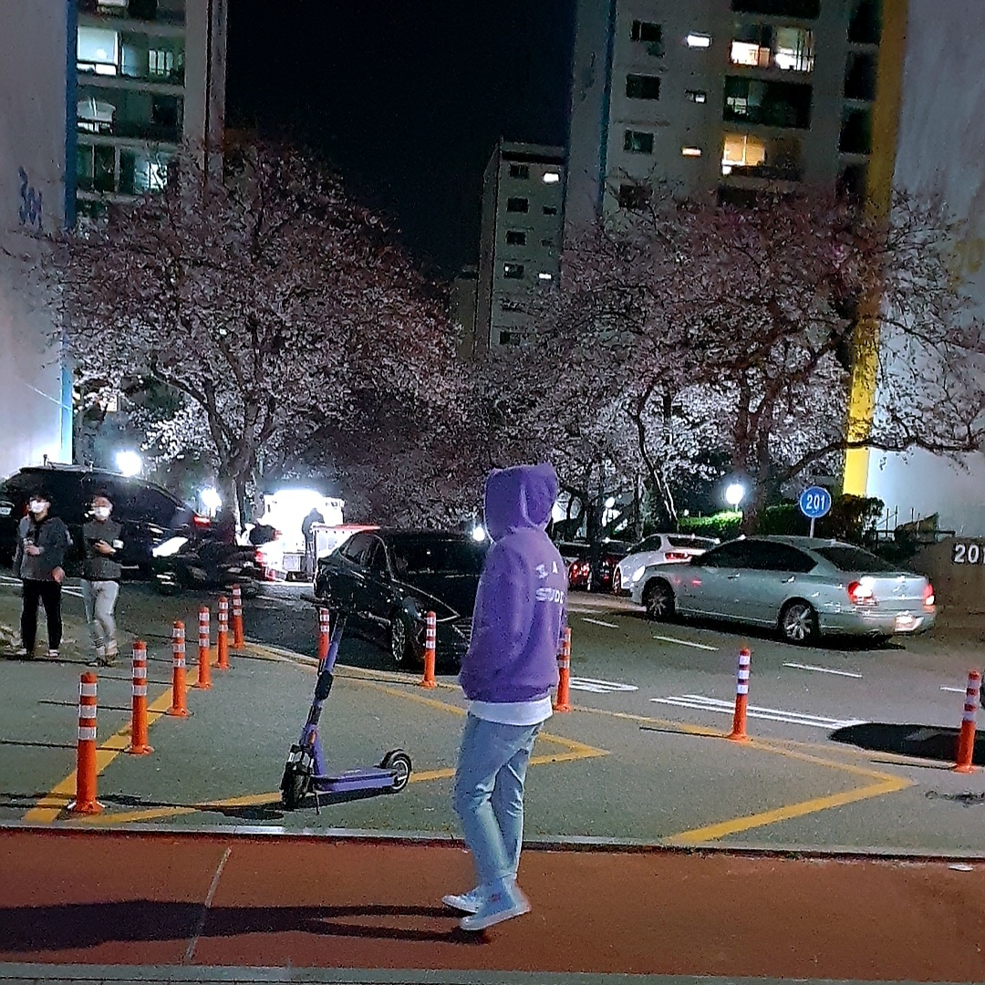 IAB Studio x Thor Hoodie Purple 착용 스타일 - 2