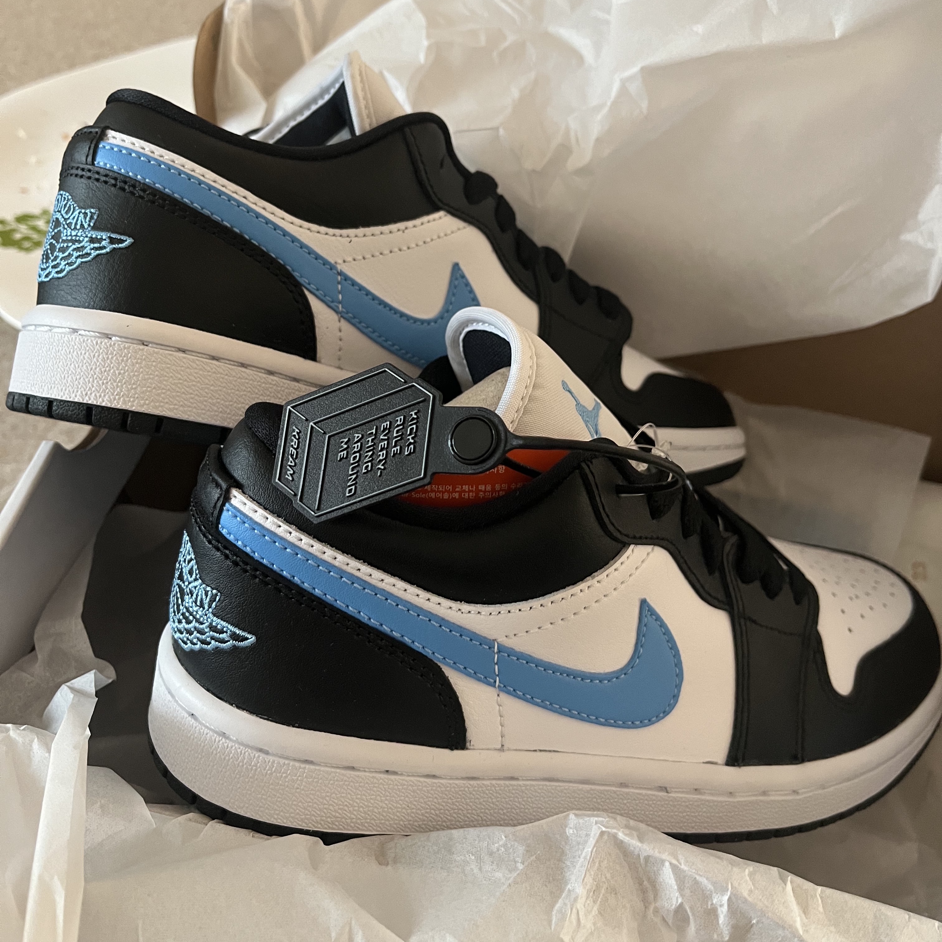 (W) Jordan 1 Low Black University Blue 착용 스타일 - 2
