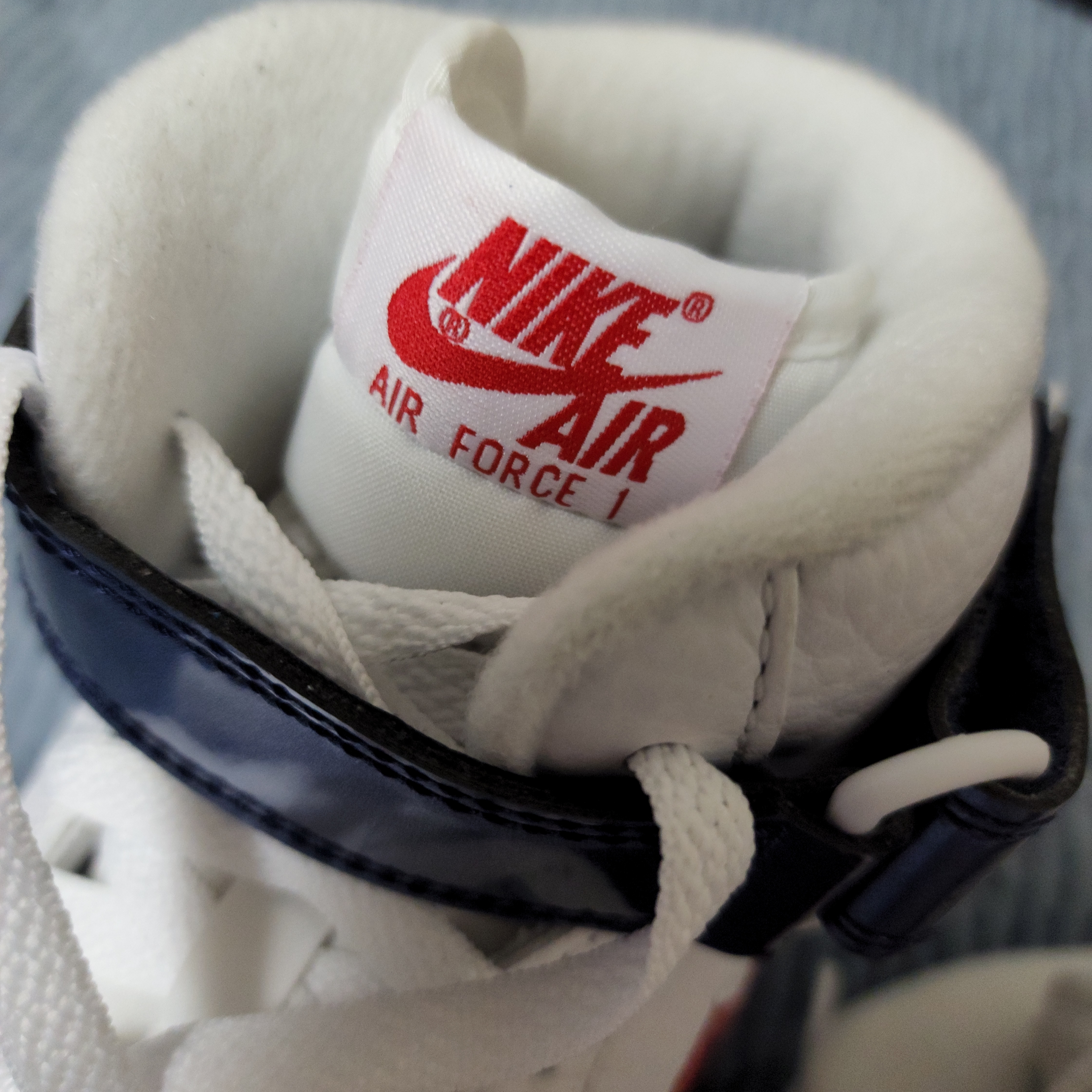 Nike Air Force 1 Mid QS University Red and Midnight Navy 착용 스타일 - 4