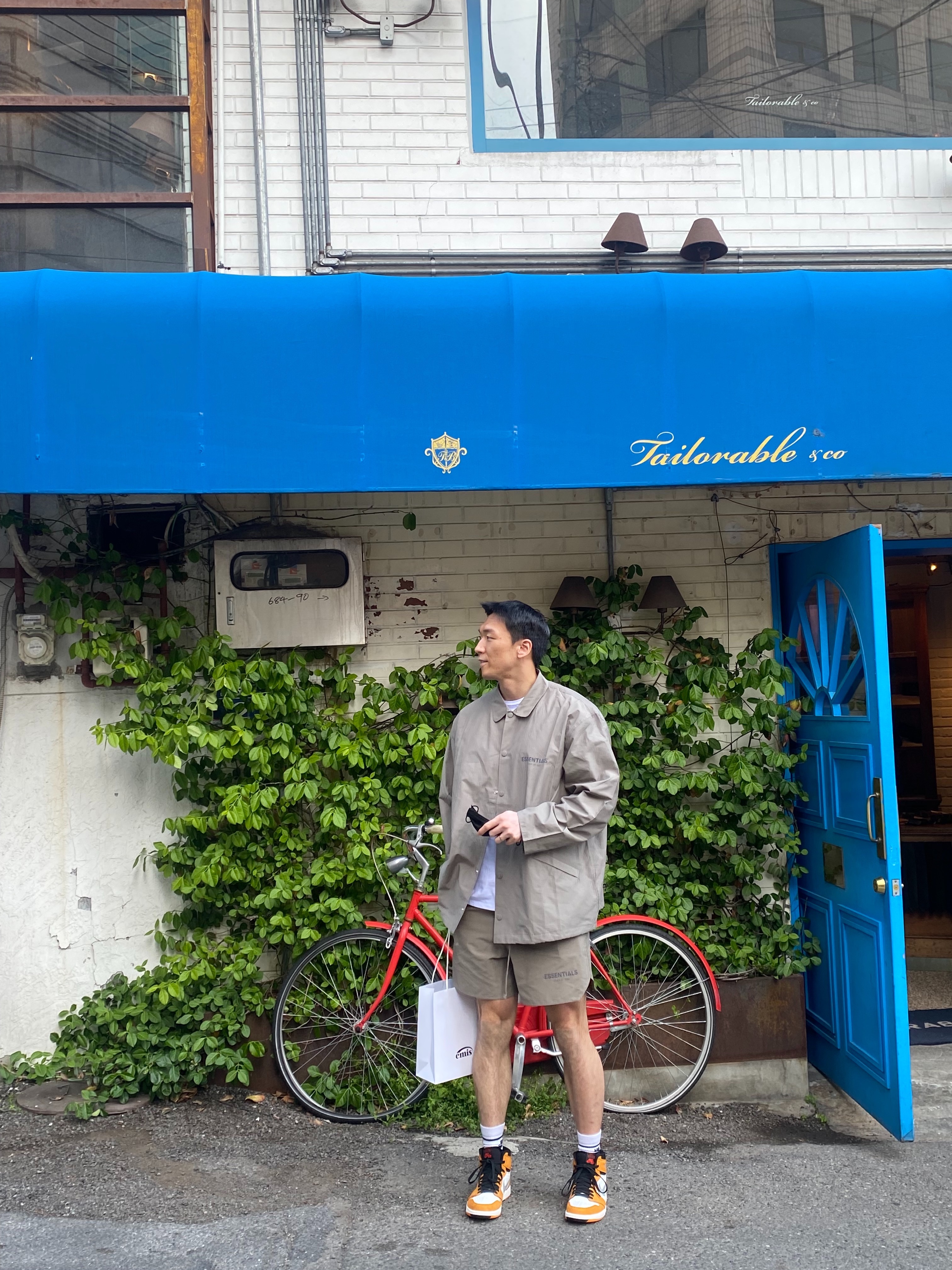 Essentials Volley Shorts Taupe - 21SS, Essentials Coach Jacket Taupe - 21SS 착용 스타일 - 1