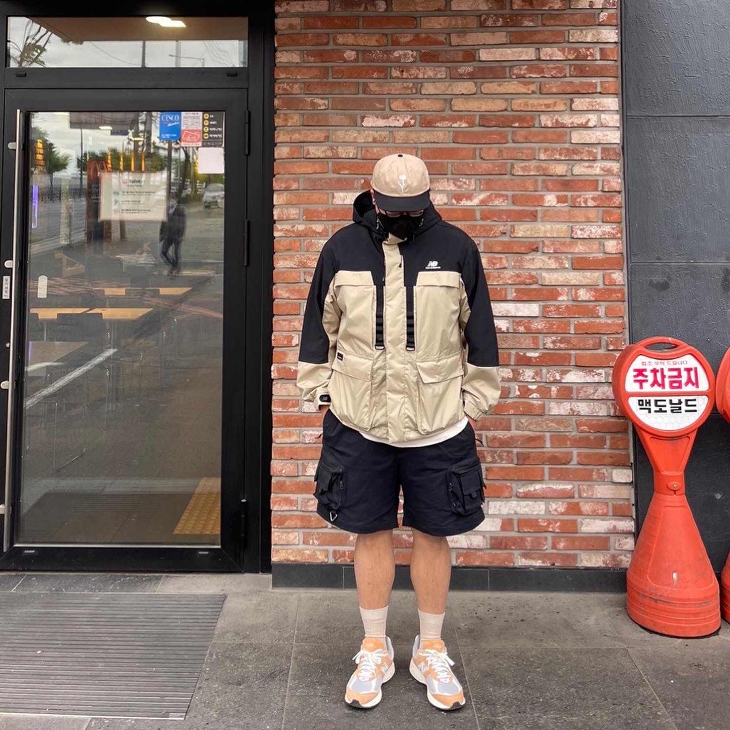 New Balance 2002R Special Vintage Beige, Nike ACG Cargo Shorts Black - US/EU 착용 스타일 - 2