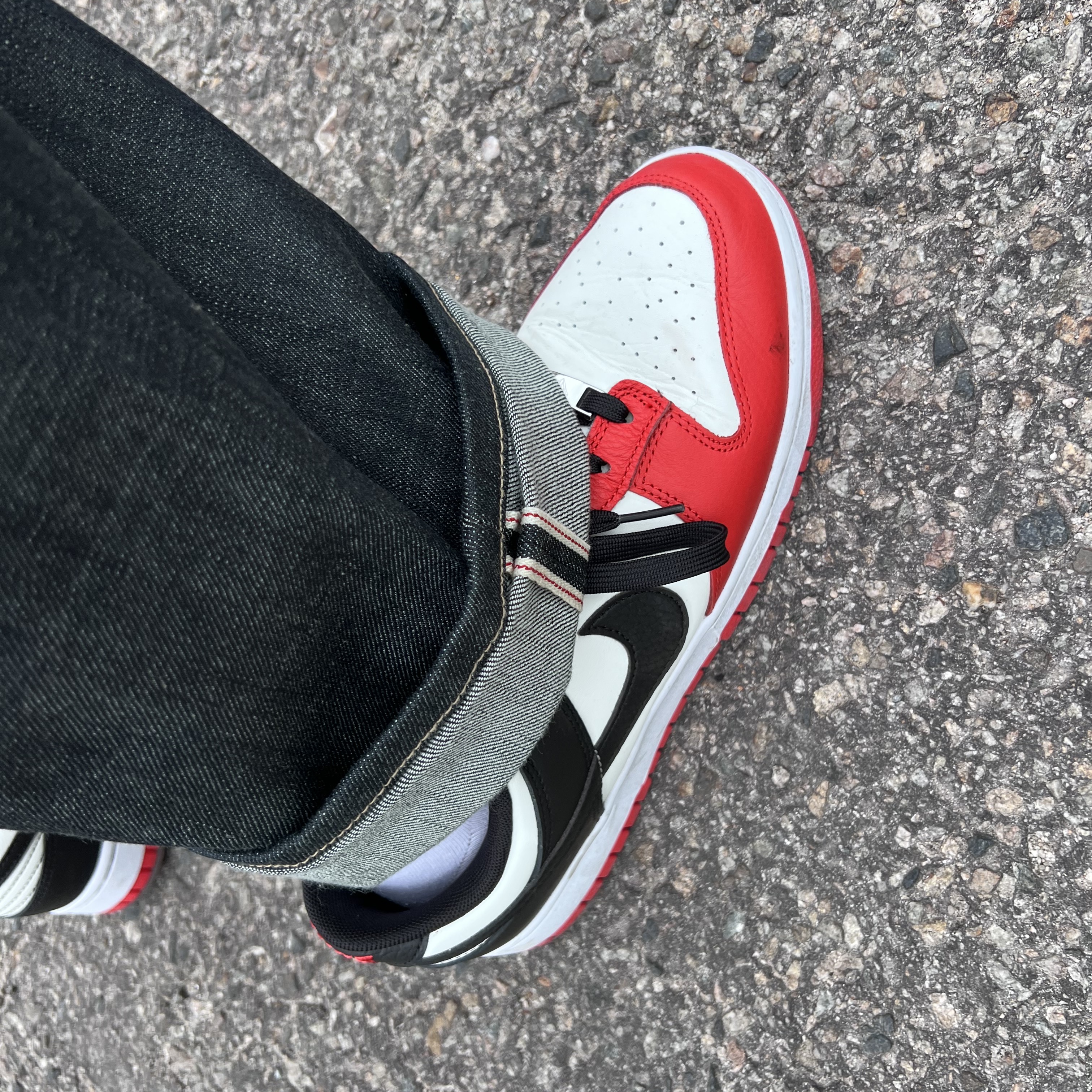 Nike x NBA Dunk Low Retro EMB Black and Chile Red 착용 스타일 - 1