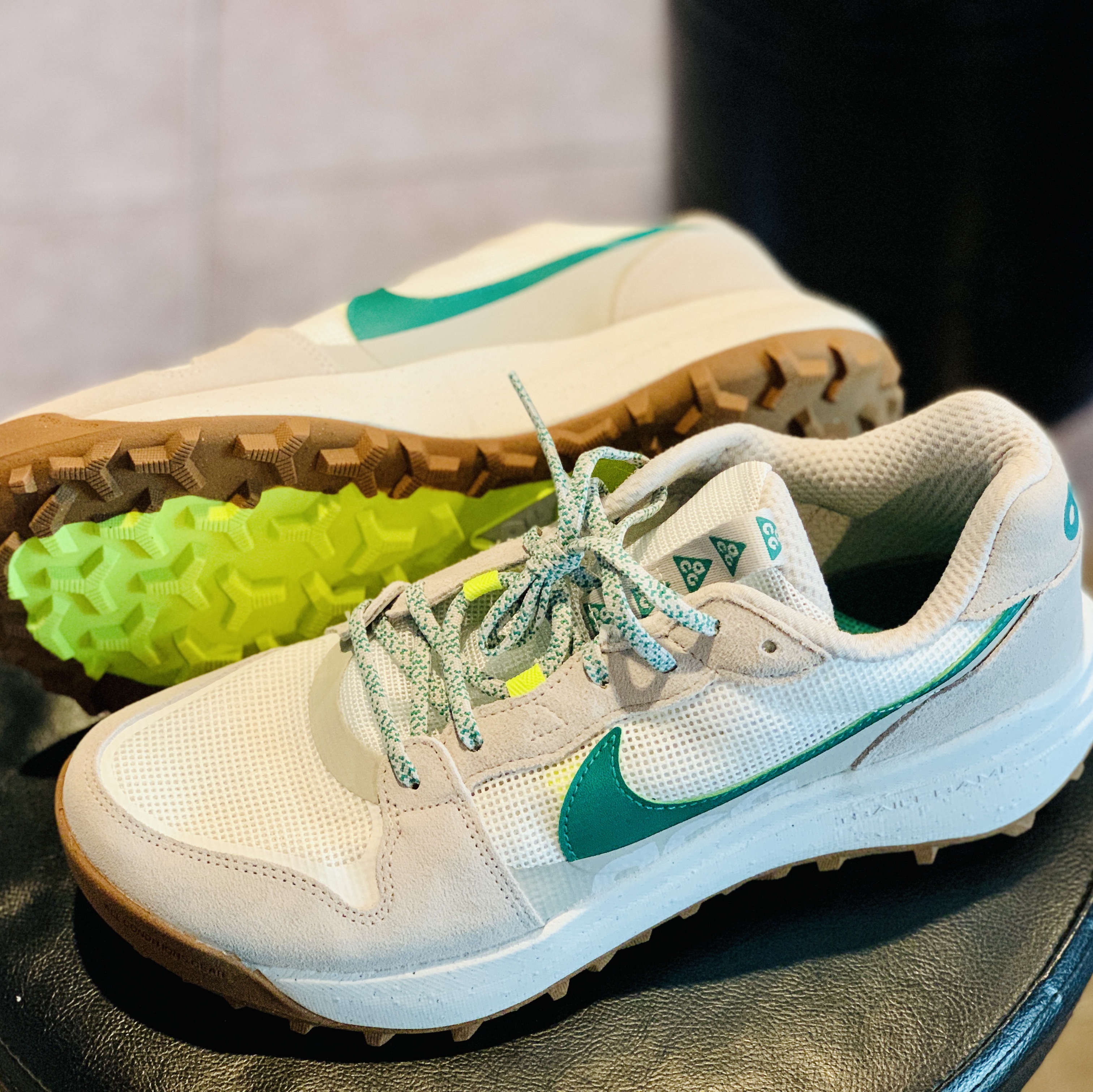 Nike ACG Lowcate Light Iron Ore 착용 스타일 - 1