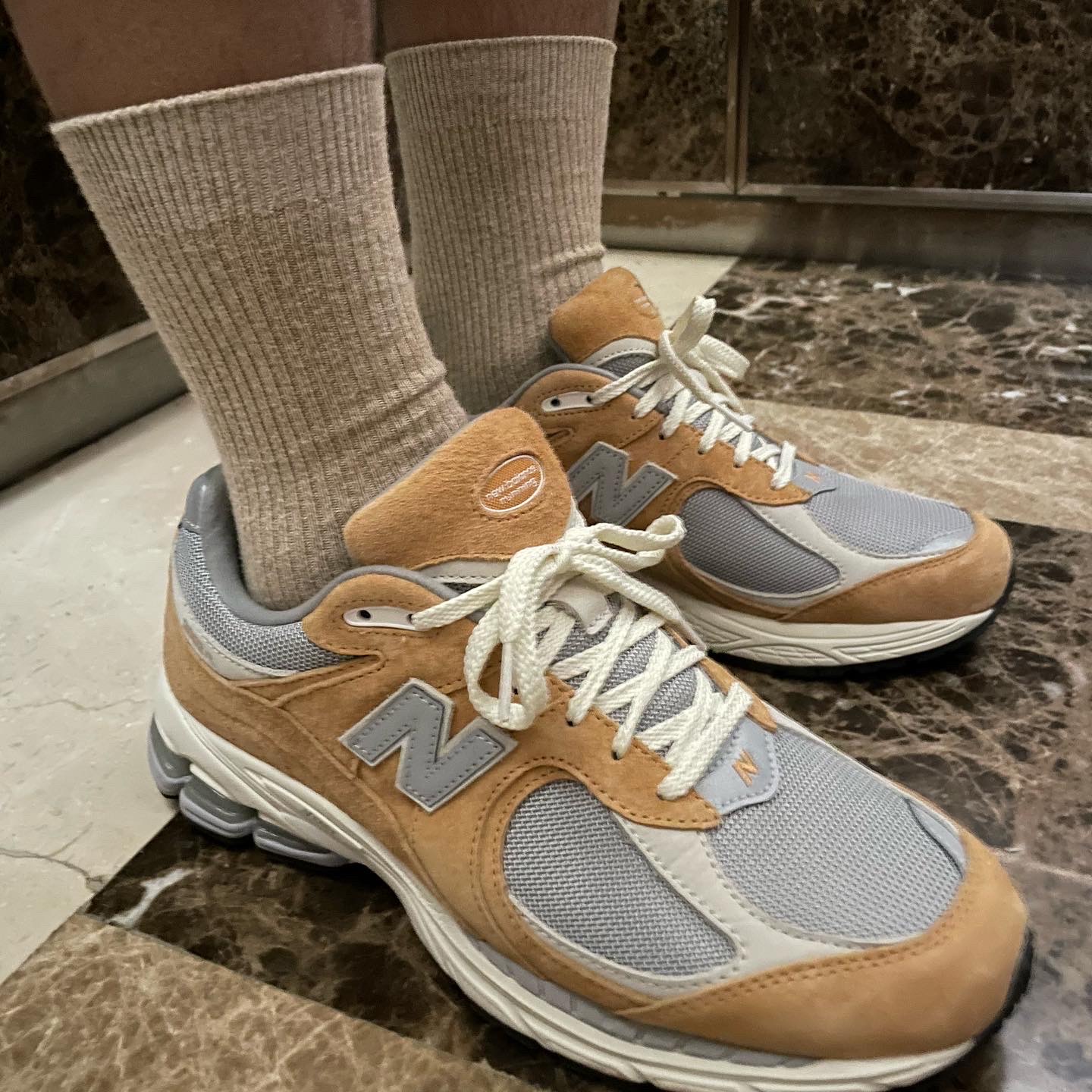 New Balance 2002R Special Vintage Beige, Nike ACG Cargo Shorts Black - US/EU 착용 스타일 - 3