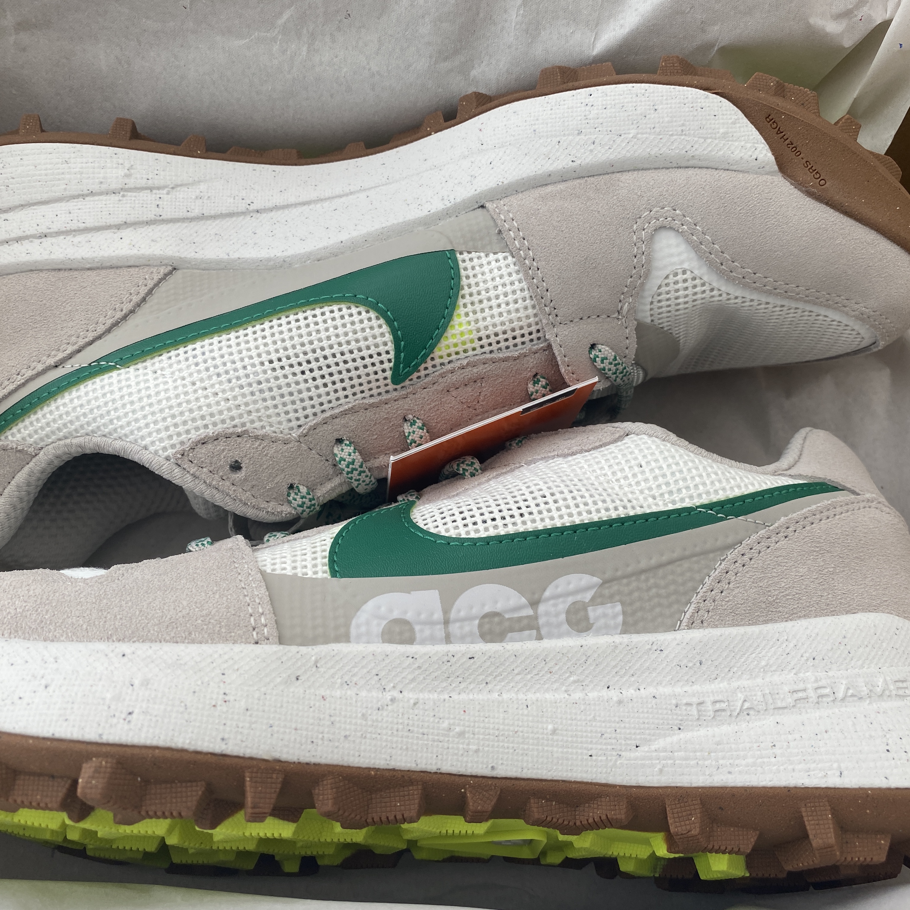 Nike ACG Lowcate Light Iron Ore 착용 스타일 - 2