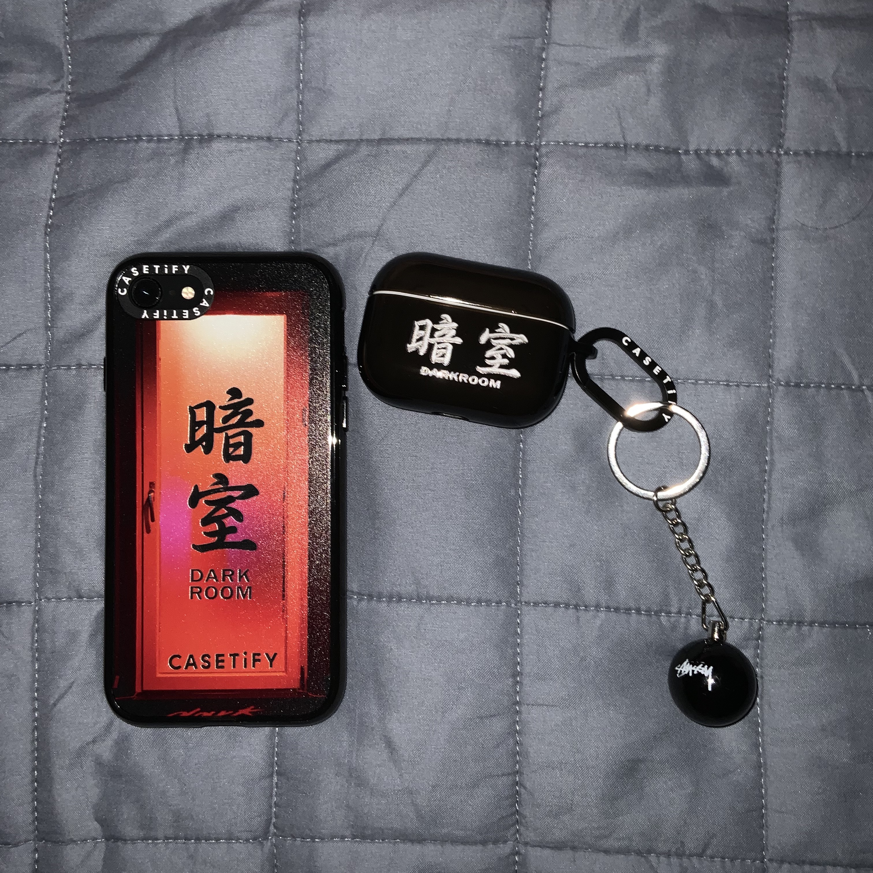 Casetify x Darkr8m Studio Silver Stitch Logo AirPods Pro Case TPU Black, Casetify x Darkr8m Studio Impact iPhone Case Double Black 착용 스타일