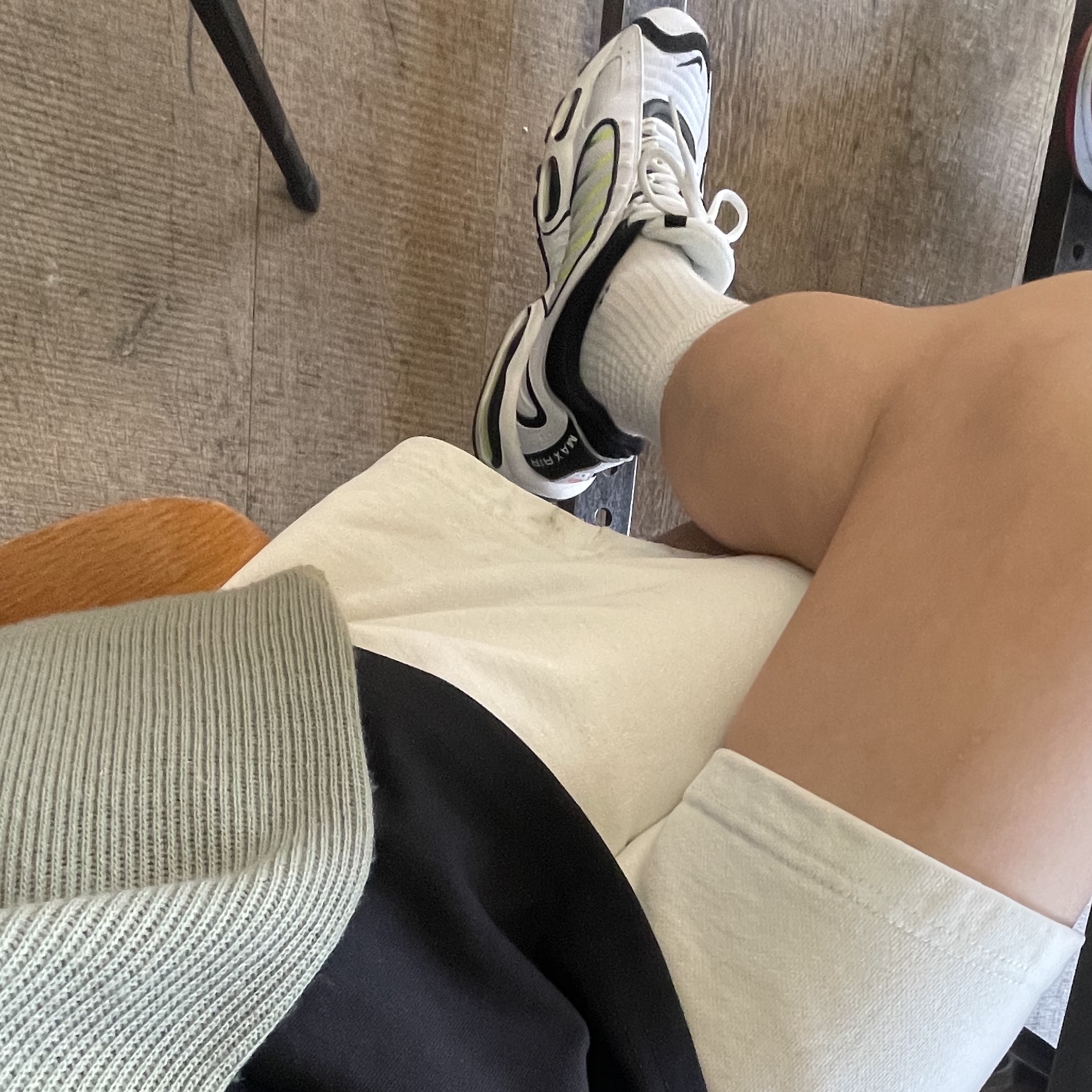 Nike Air Max Tailwind 4 White Volt Black 착용 스타일 - 1