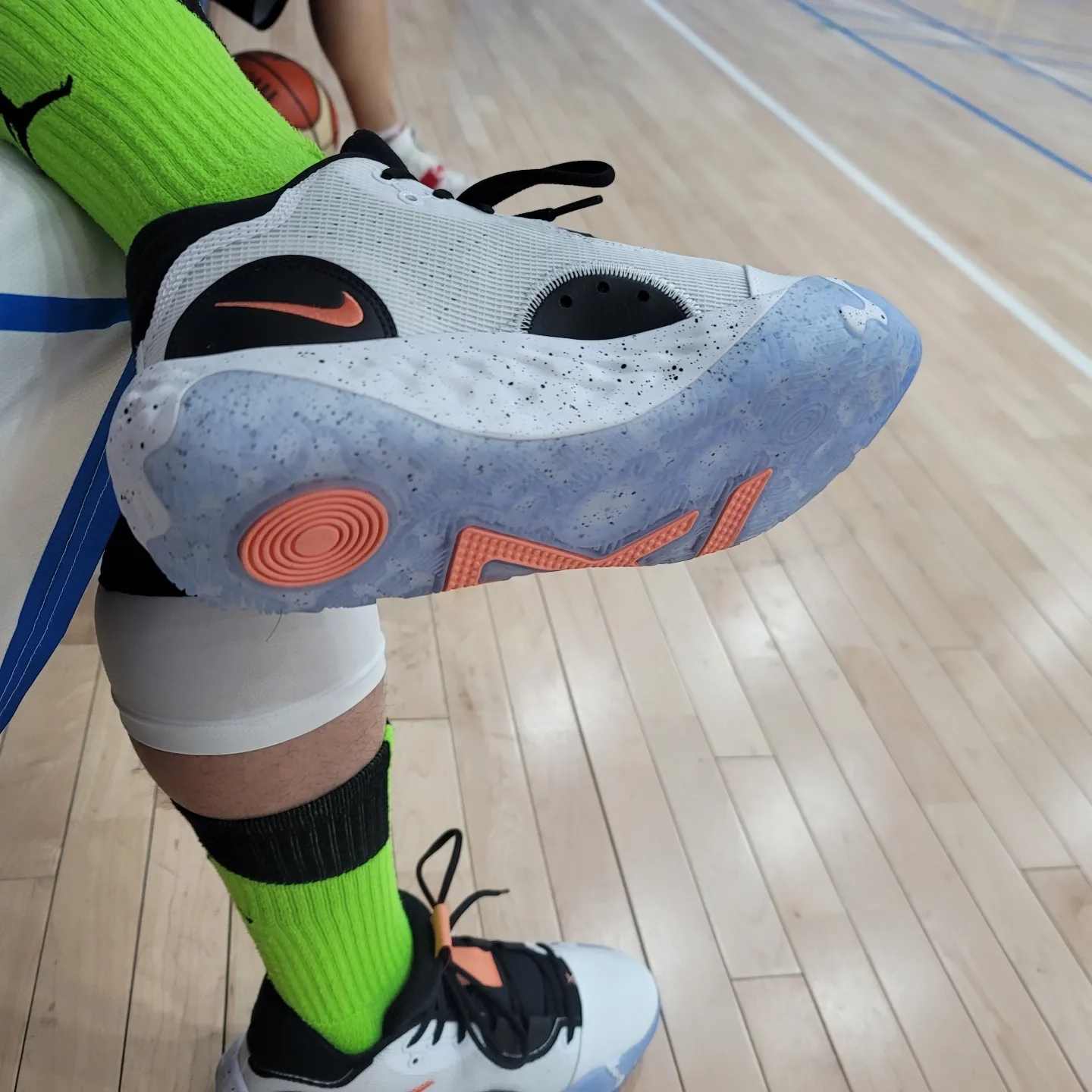 Nike PG 6 EP Fluoro 착용 스타일 - 2
