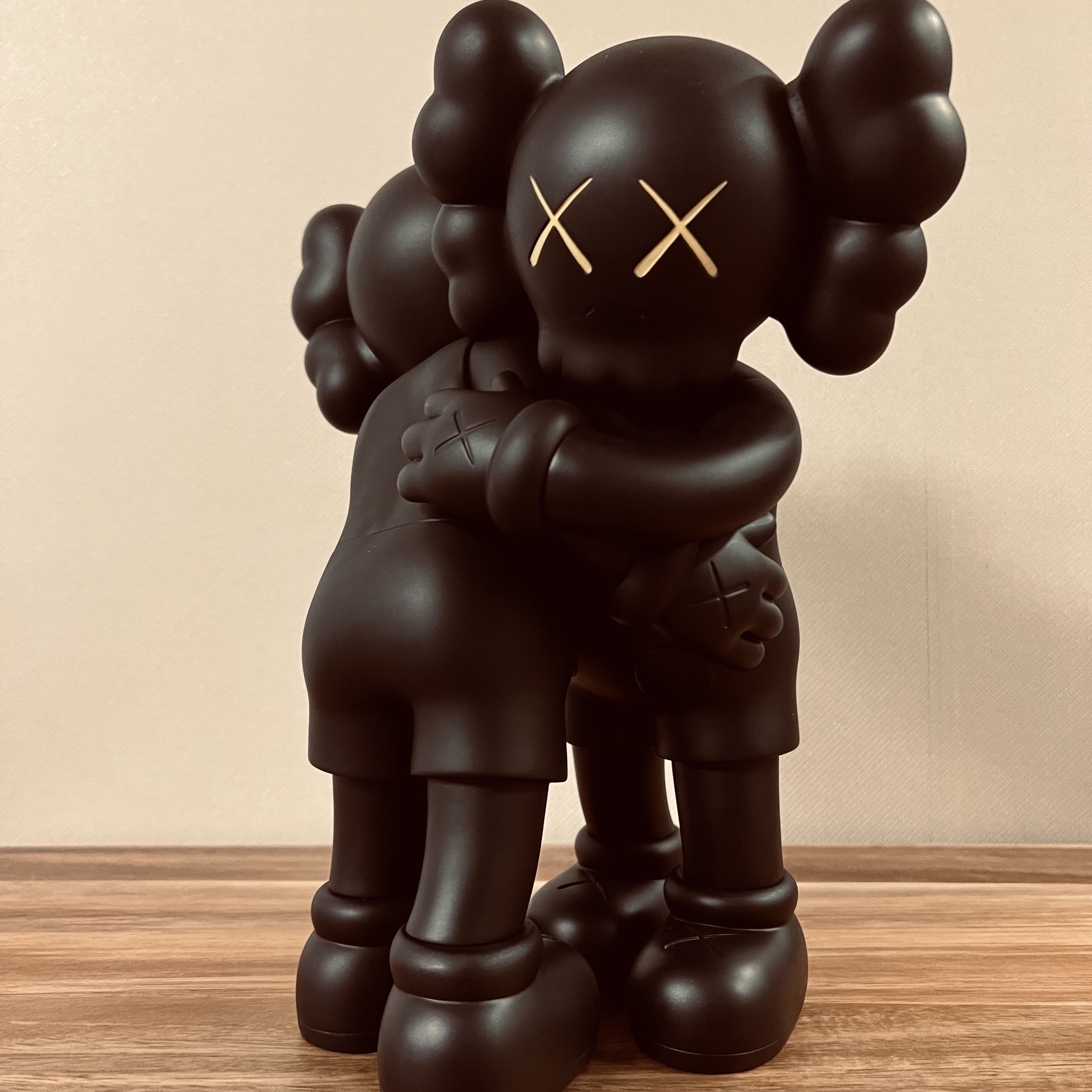 Kaws Together Vinyl Figure Black, Kaws Along The Way Vinyl Figure Black 착용 스타일 - 1