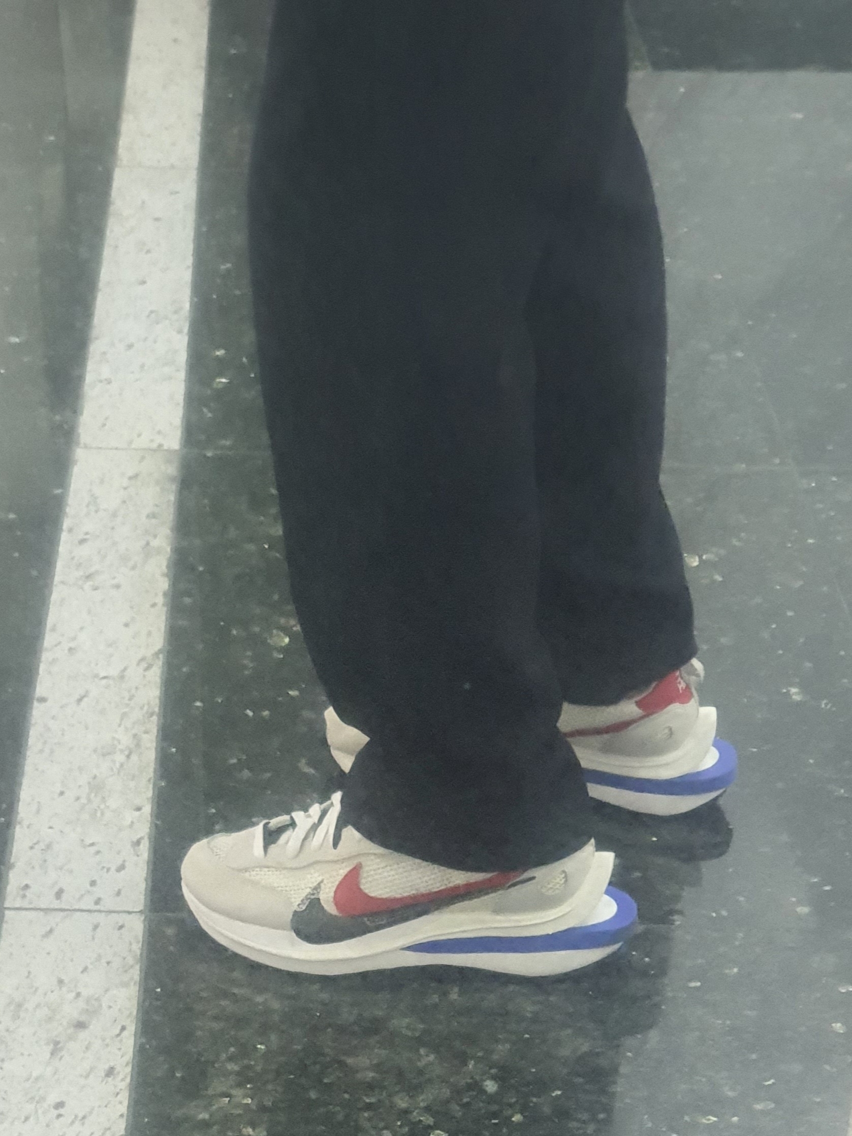 Nike x Sacai VaporWaffle Royal Fuchsia 착용 스타일 - 2