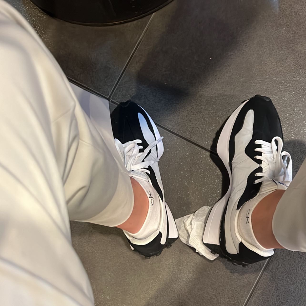 New Balance 327 Shifted Black 착용 스타일
