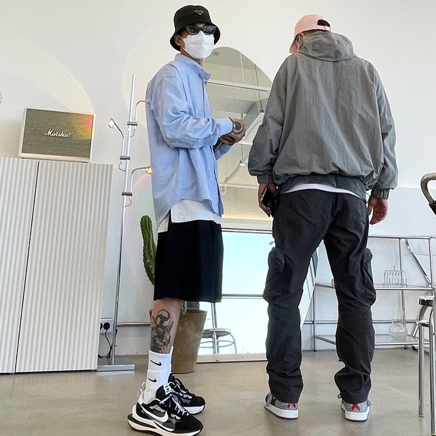 Nike x Sacai VaporWaffle Black White, Prada Re-Nylon Bucket Hat Black 착용 스타일