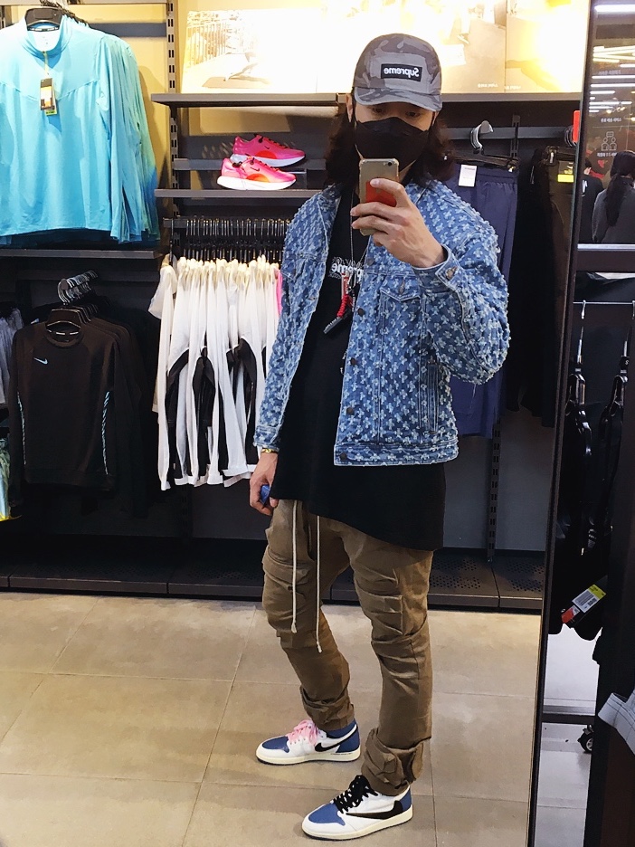 Jordan 1 x Travis Scott x Fragment Retro High OG SP Military Blue, Supreme Bandana Box Logo T-Shirt Black - 19FW 착용 스타일