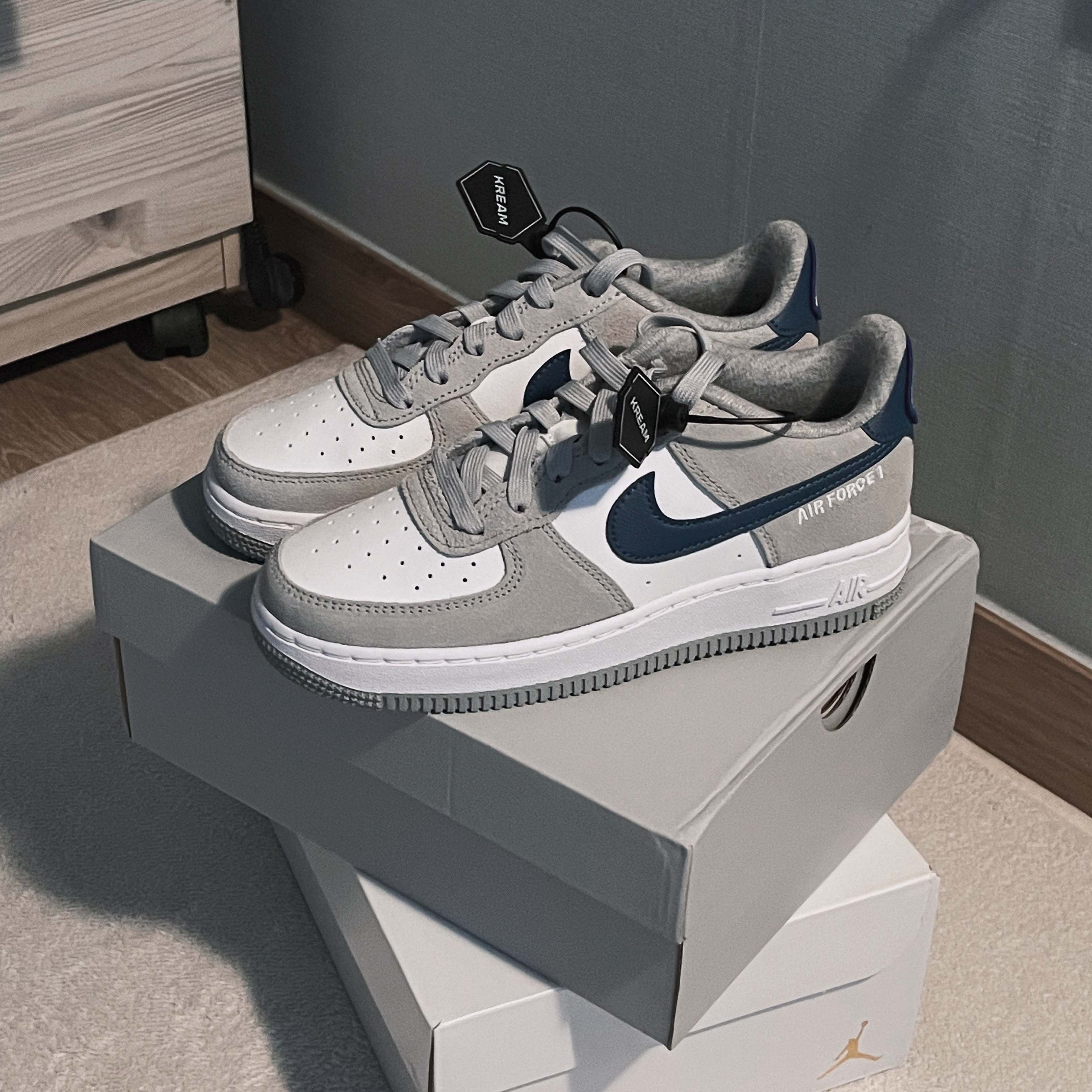 (GS) Nike Air Force 1 LV8 Athletic Club Light Smoke Grey Marina 착용 스타일 - 2