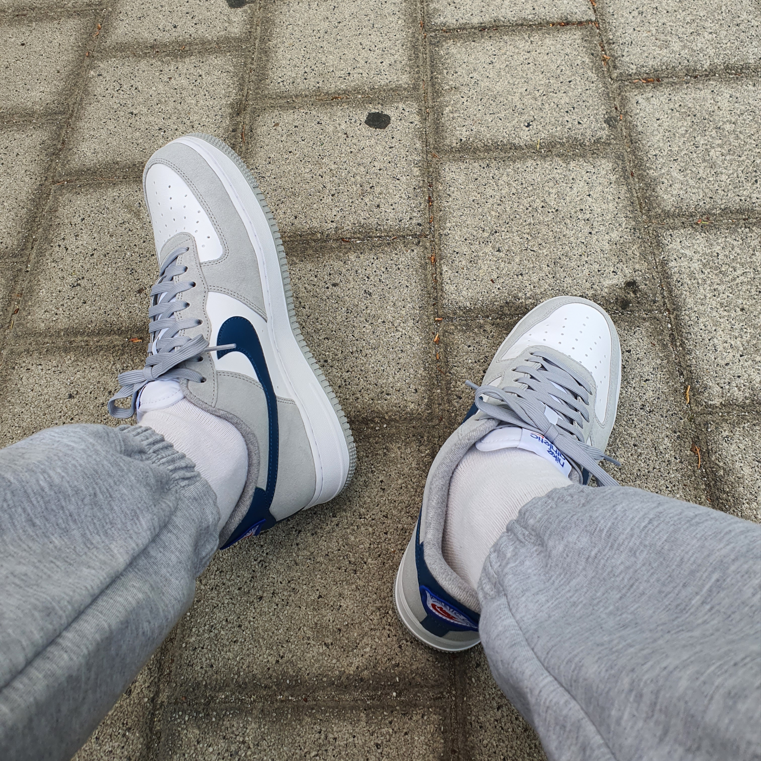 Nike Air Force 1 '07 LV8 Athletic Club Light Smoke Grey Marina 착용 스타일
